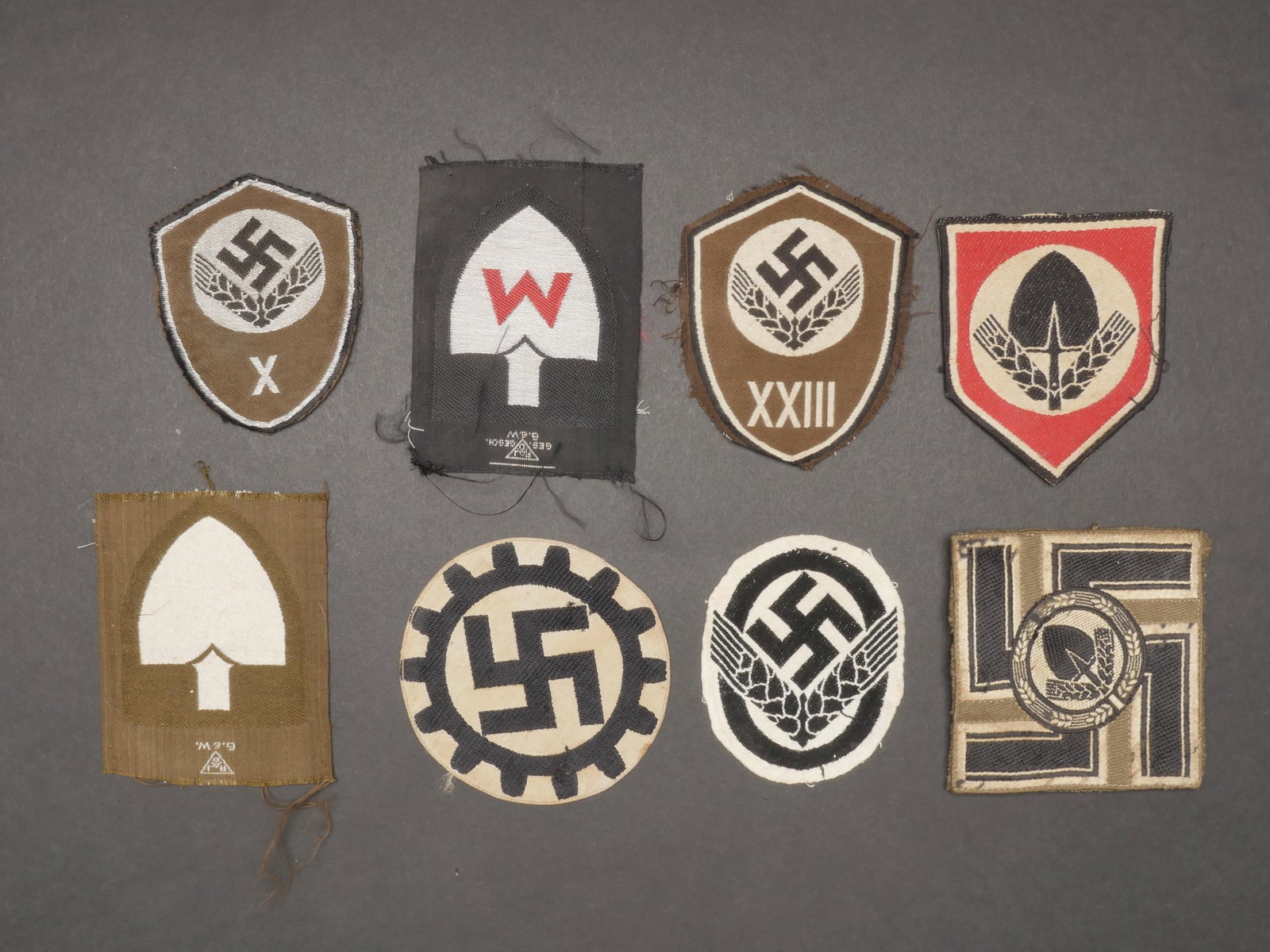 Insignes RAD. RAD insignia.: Insignes RAD. Comprenant un insigne du DAF tisse sur fond blanc, traces de colle au dos. Un insigne RADWJ, brode sur fond blanc, visiblement demonte d une vareuse. Un insigne BEVO, jamais monte, marqu