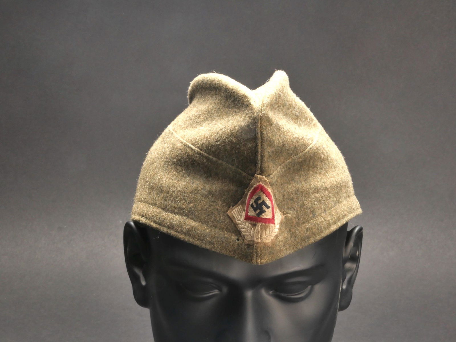 Calot RAD. RAD cap.: Calot RAD. En drap marron. Les rabats lateraux sont cousus a meme le calot. Insigne RAD brode monte main. Interieur double en tissu coton blanc. Marquages au tampon Lieferant Max Olk Ostpreussen 1939,