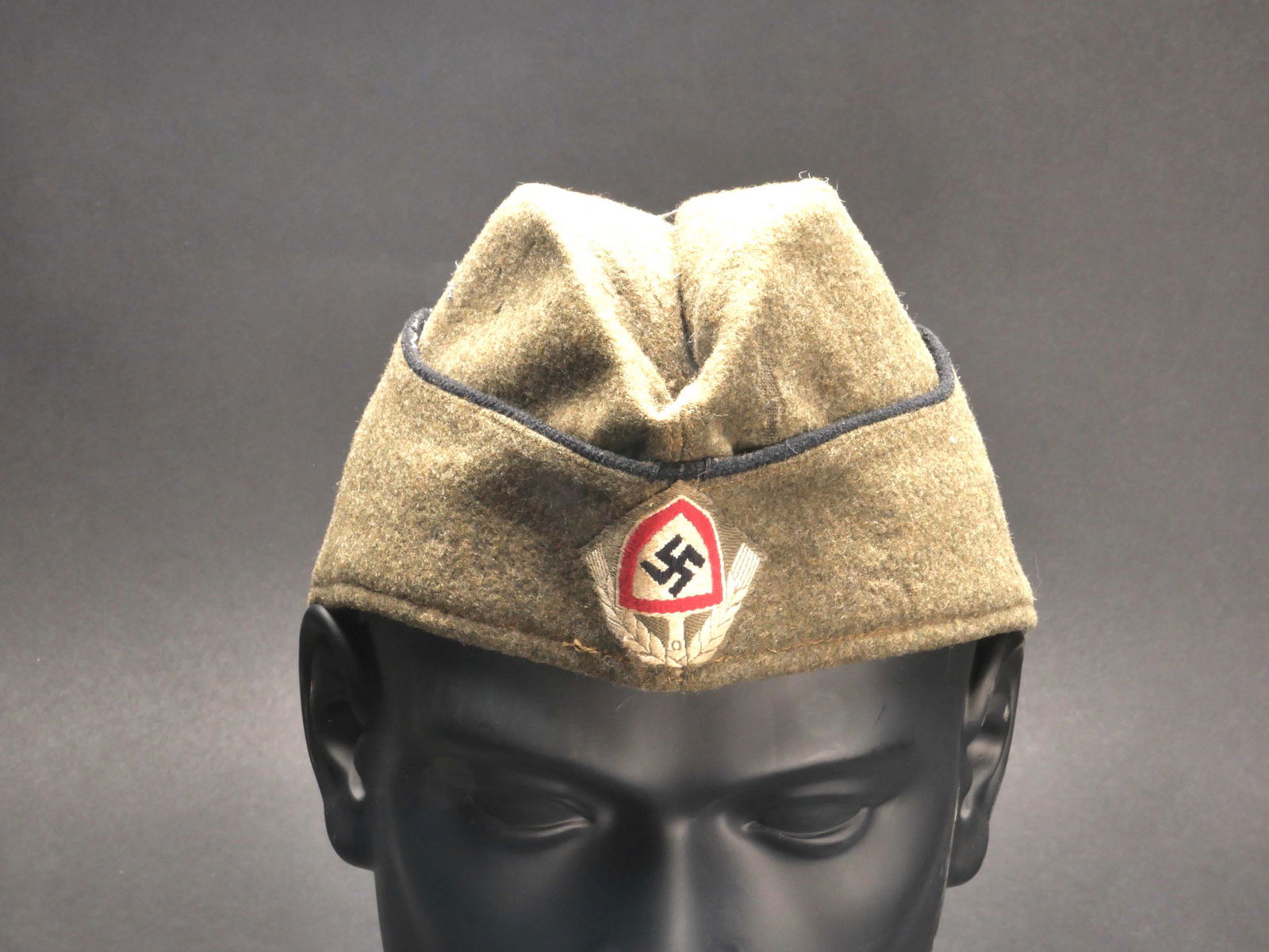 Calot RAD. RAD cap.: Calot RAD. En drap marron. Lisere noir faisant le tour de la coiffure. Insigne du RAD tisse et visiblement monte d origine. Quatre Å“illets d aeration. Interieur double en tissu coton marron. Tampo