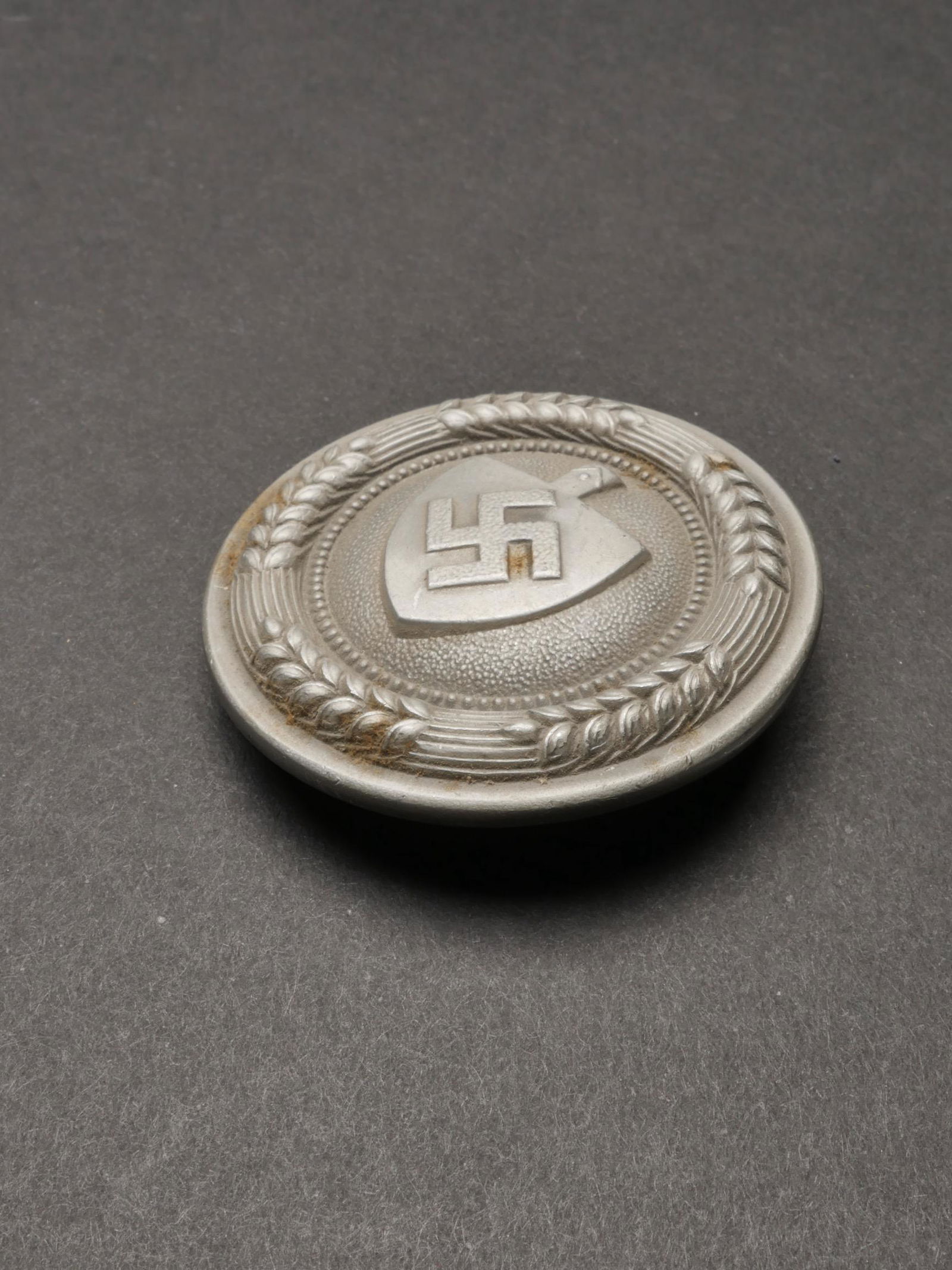 Boucle de ceinturon officier RAD. RAD officer belt buckle.: Boucle de ceinturon d officier RAD. En aluminium, couleur argent a 60%. Boucle a deux ardillons absente. Sans marquages visibles. A noter une certaine usure et patine de la piece. Etat II+. Belt buckl