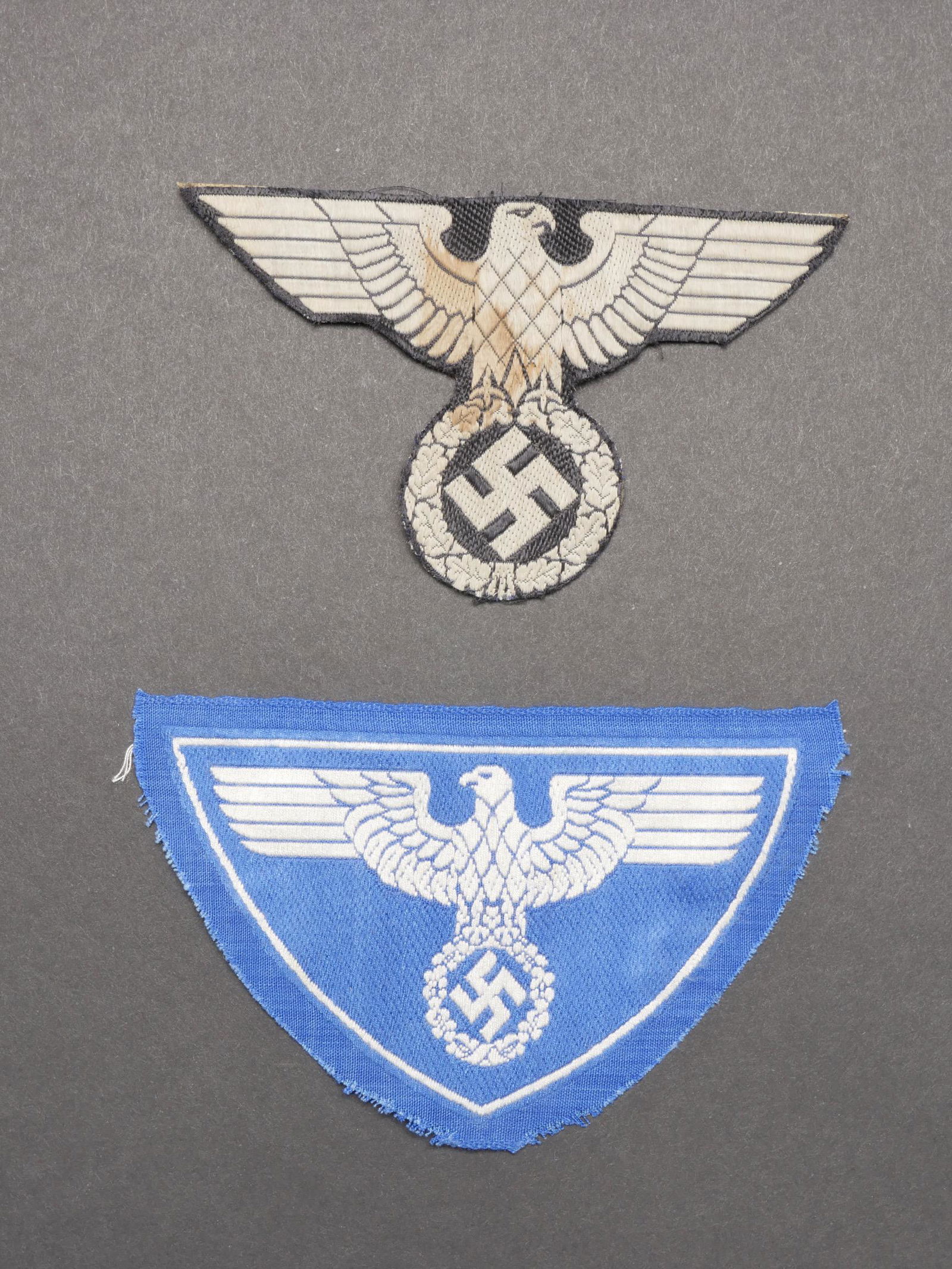 Insigne allemand. German insignia.: Insignes allemand. Comprenant un insigne de poitrine tisse sur fond bleu roi. Un aigle tisse. A noter une certaine usure et patine des pieces, ainsi que quelques taches et traces de colle. Etat II+. G