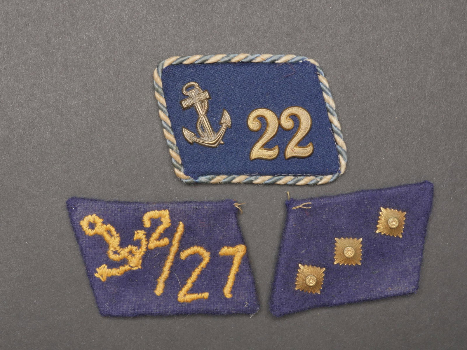 Insignes SA Marine. Navy SA insignia.: Insignes SA Marine. Comprenant une patte de col en drap bleu marine, lisere blanc et bleu de la Baviere, chiffre 22 et ancre de marine metallique. Une patte de col en drap bleu marine, trois clous de 