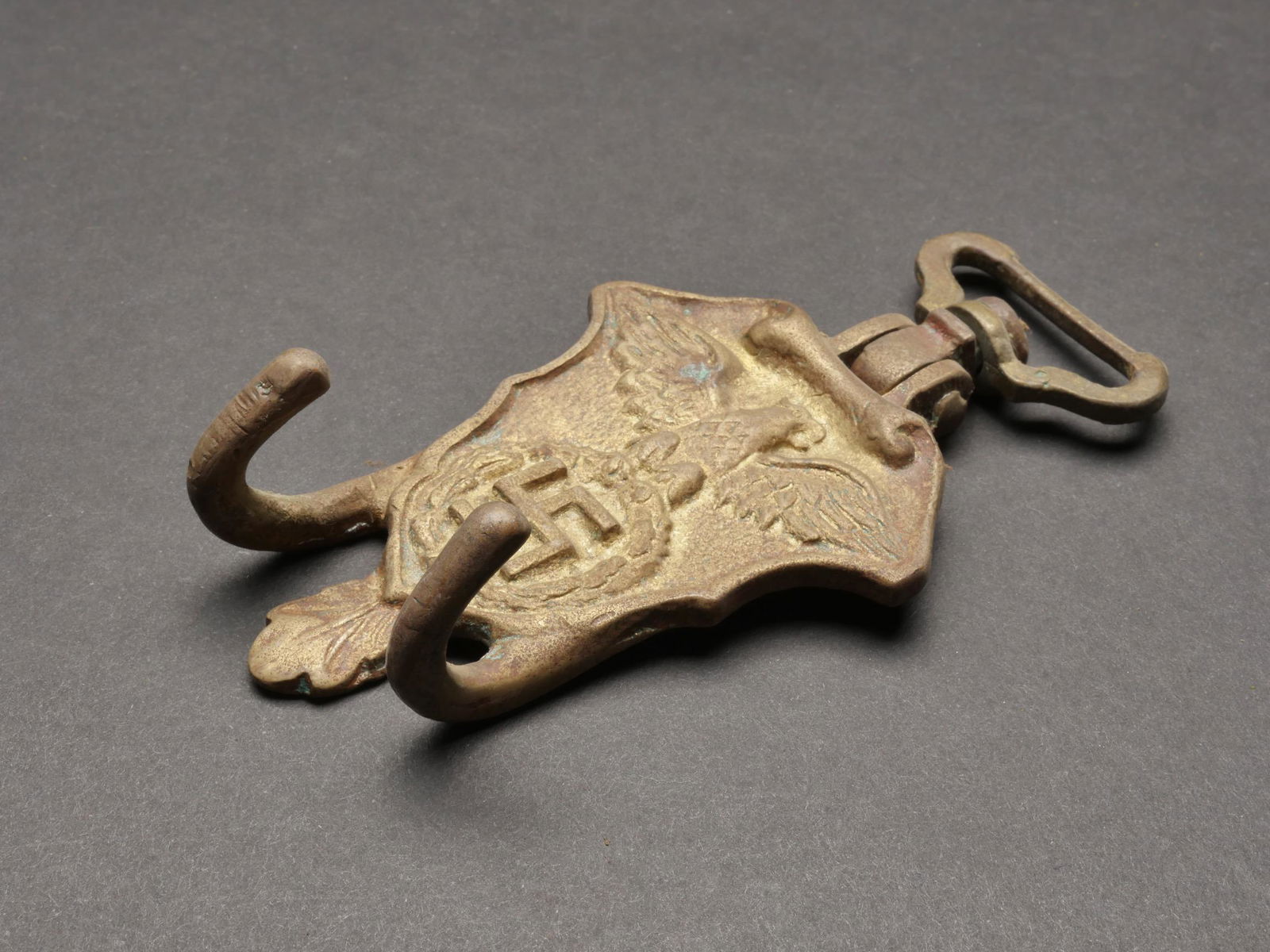 Porte tambour SA. SA drum door.: Porte tambour SA. Grand modele. En metal, couleur doree a 60%. Bel aigle et insigne national en relief. Les crochets de support du tambour sont presents. Sans marquages visibles. A noter une certaine