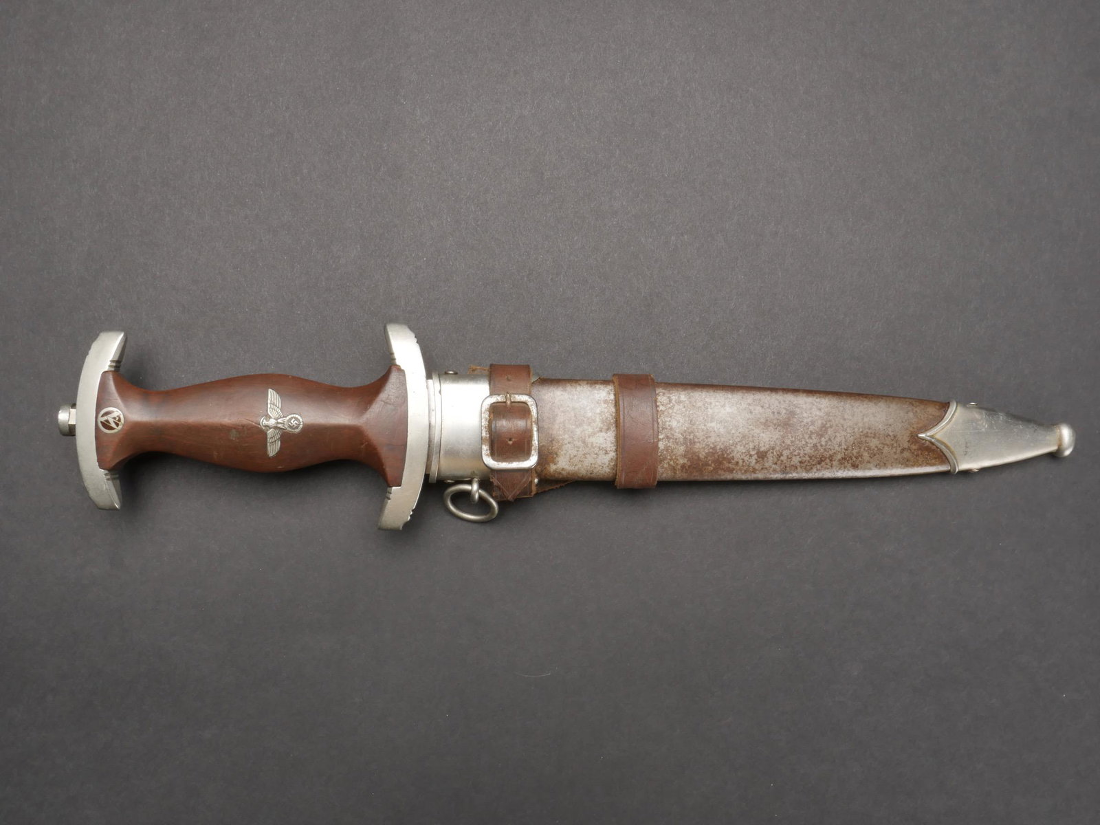 Dague Ernst Rohm. Ernst Rohm dagger.: Dague Ernst Rohm. Manche en bois couleur marron. Insigne SA et aigle montes d origines. Toutes les garnitures sont en metal. Garde portant la lettre S pour le SA Gruppe Silesie. Belle lame complete da