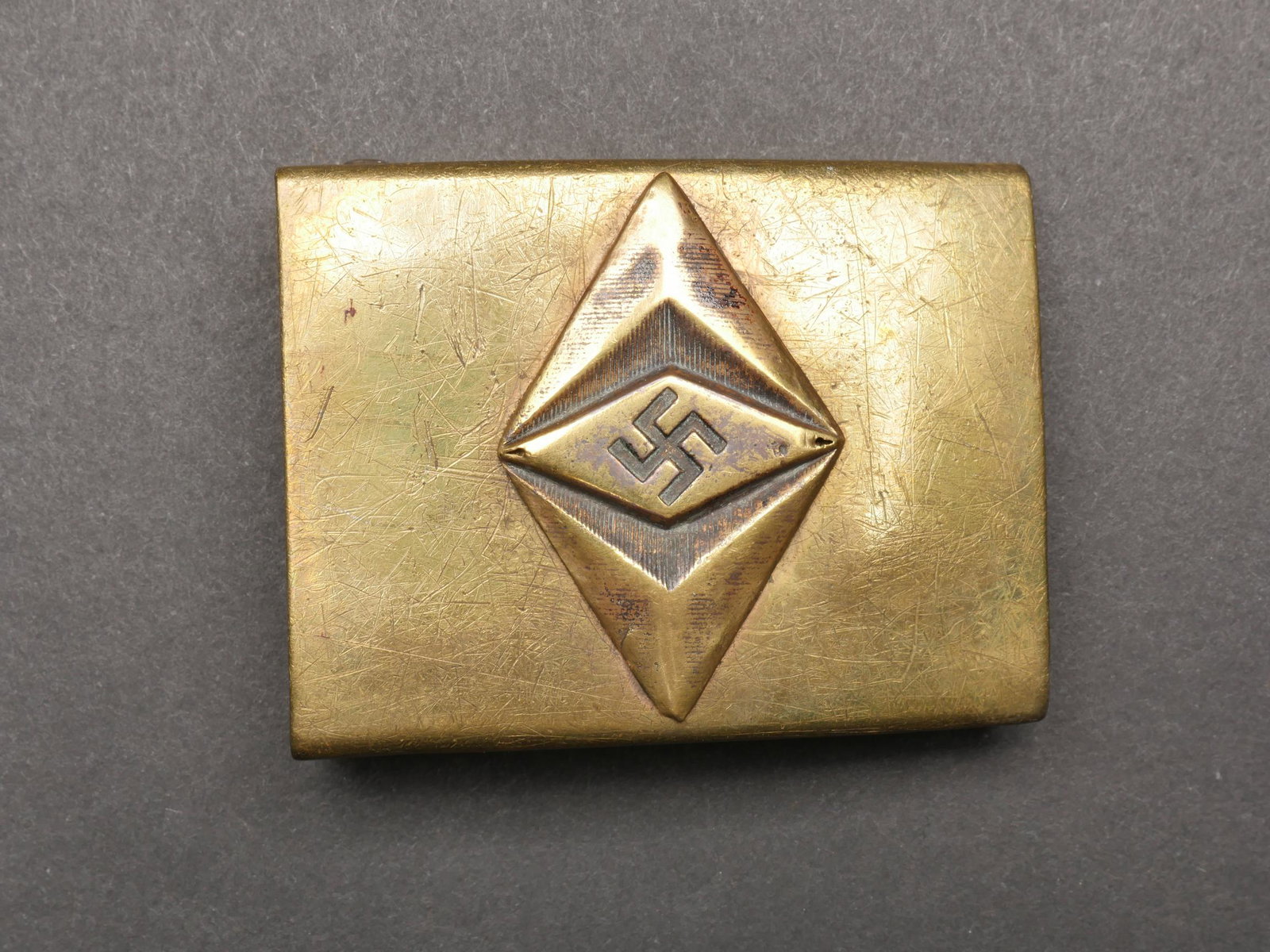 Boucle de ceinturon Studentenbund. Studentenbund belt buckle.: Boucle de ceinturon Studentenbund. Modele adopte en 1933. En laiton. Fabrication en deux parties. Boucle a ardillon fortement oxydee et fragilisee avec des manques. Sans marquages fabricant visible. A