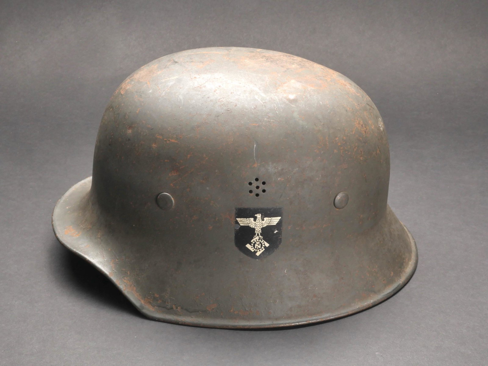 Casque du Teno. Teno Helmet.: Casque du Teno. Coque de casque en metal. Aerations des deux cotes du casque. Peinture Feldgrau a 60%. Nombreuses bosses et marques d oxydation. Decalcomanie du Teno a 80%. Decalcomanie des couleurs n