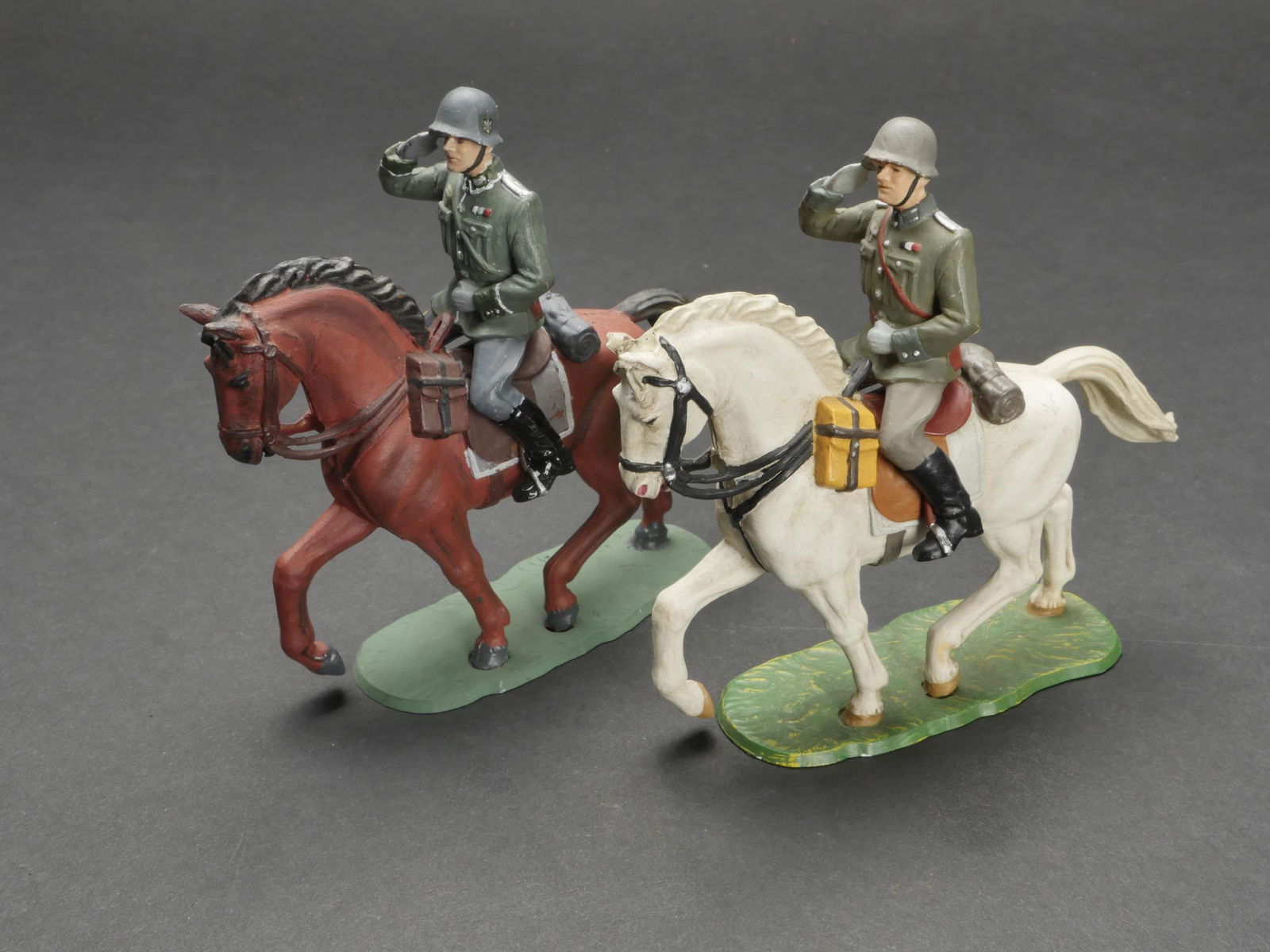 Cavaliers allemand. German riders.: Cavaliers allemand. Deux cavaliers sur leur chevaux. Elastolin Germany. A noter une certaine usure et patine des pieces, ainsi que des fissures et des manques de peinture. Etat II+. German riders. Two