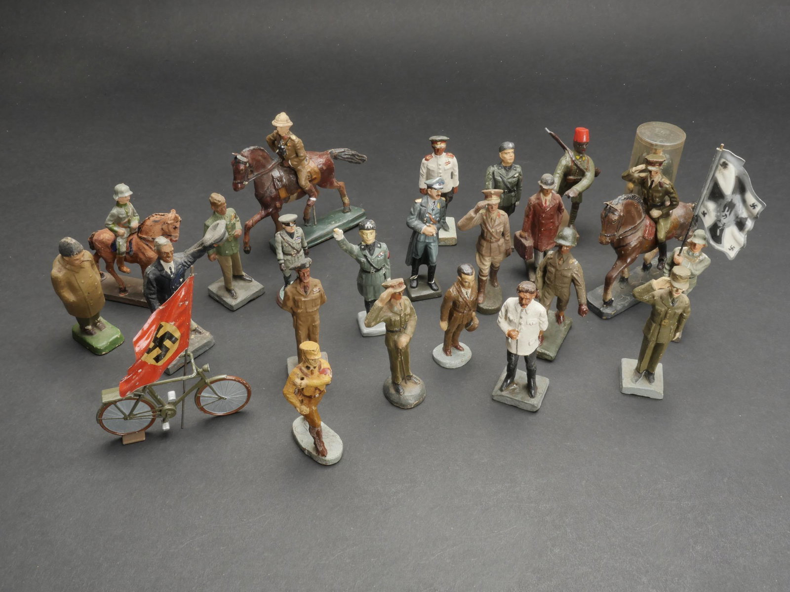 Soldats et personnalites. Soldiers and personalities.: Soldats et personnalites. Comprenant une figurine de Mussolini, Lineol. Un soldat US, Duros Belgique. Un officier britannique KN. Galland, RK 99. Un officier britannique, Durso. Montgomery, sans marqu
