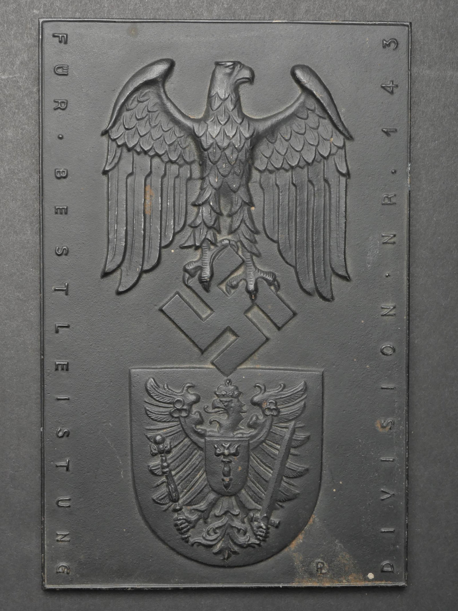 Plaquette de la Heer. Plaque of the Heer.: Plaquette de la Heer. En metal, fabrication en creux. Attache murale presente. Bel aigle allemand aux ailes repliees. Marquages Fur Bestleistung Division NR 143. Dessin de PL. Dimensions 11 x 17,5 cm.