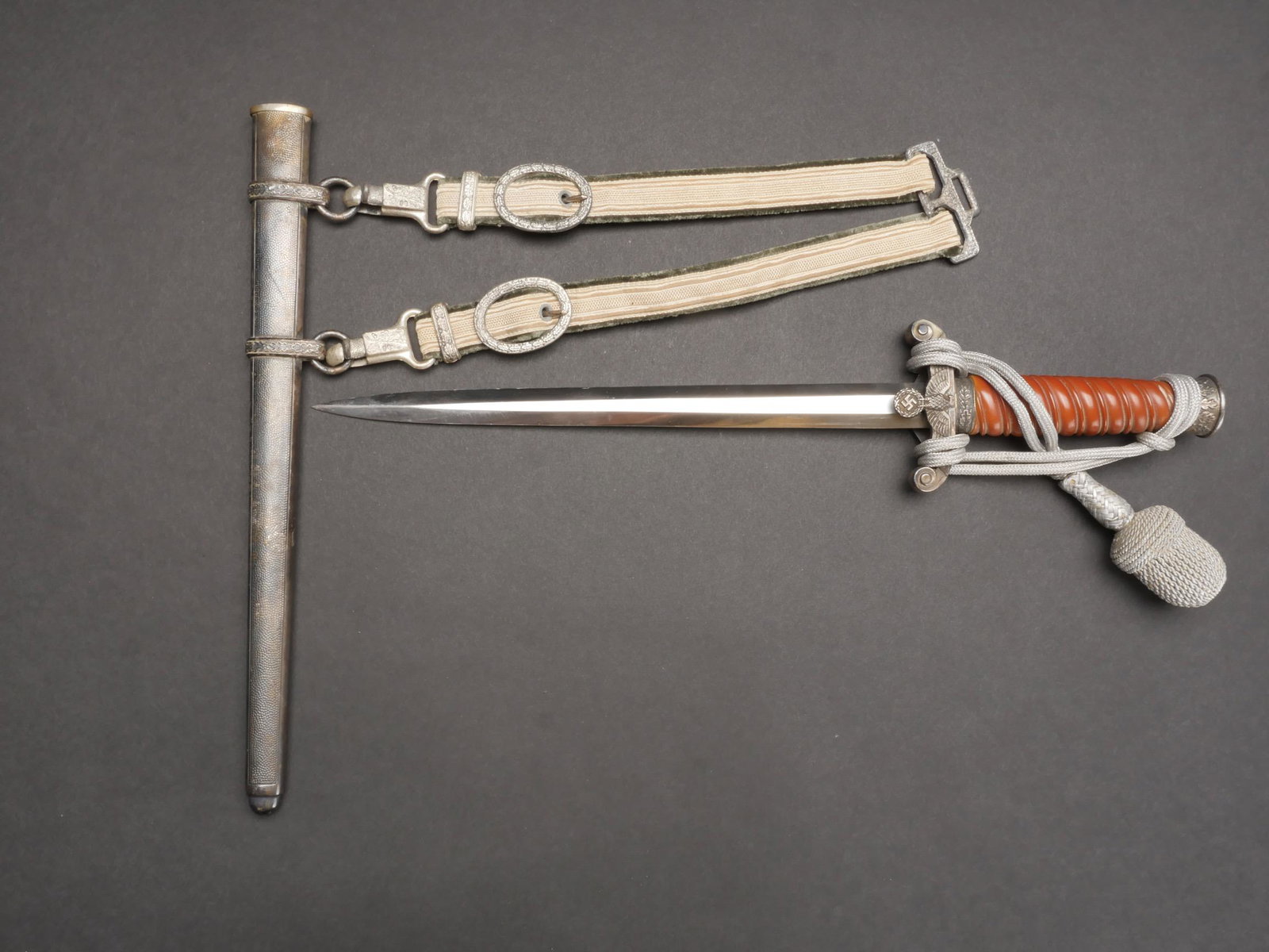Dague d officier de la Heer. Heer officer dagger.: Dague d officier de la Heer. Toutes les garnitures sont en metal. Poignee de couleur marron, decolore au dos, prenant ainsi une couleur jaune. Belle lame dans sa longueur d origine. Fabrication Origin