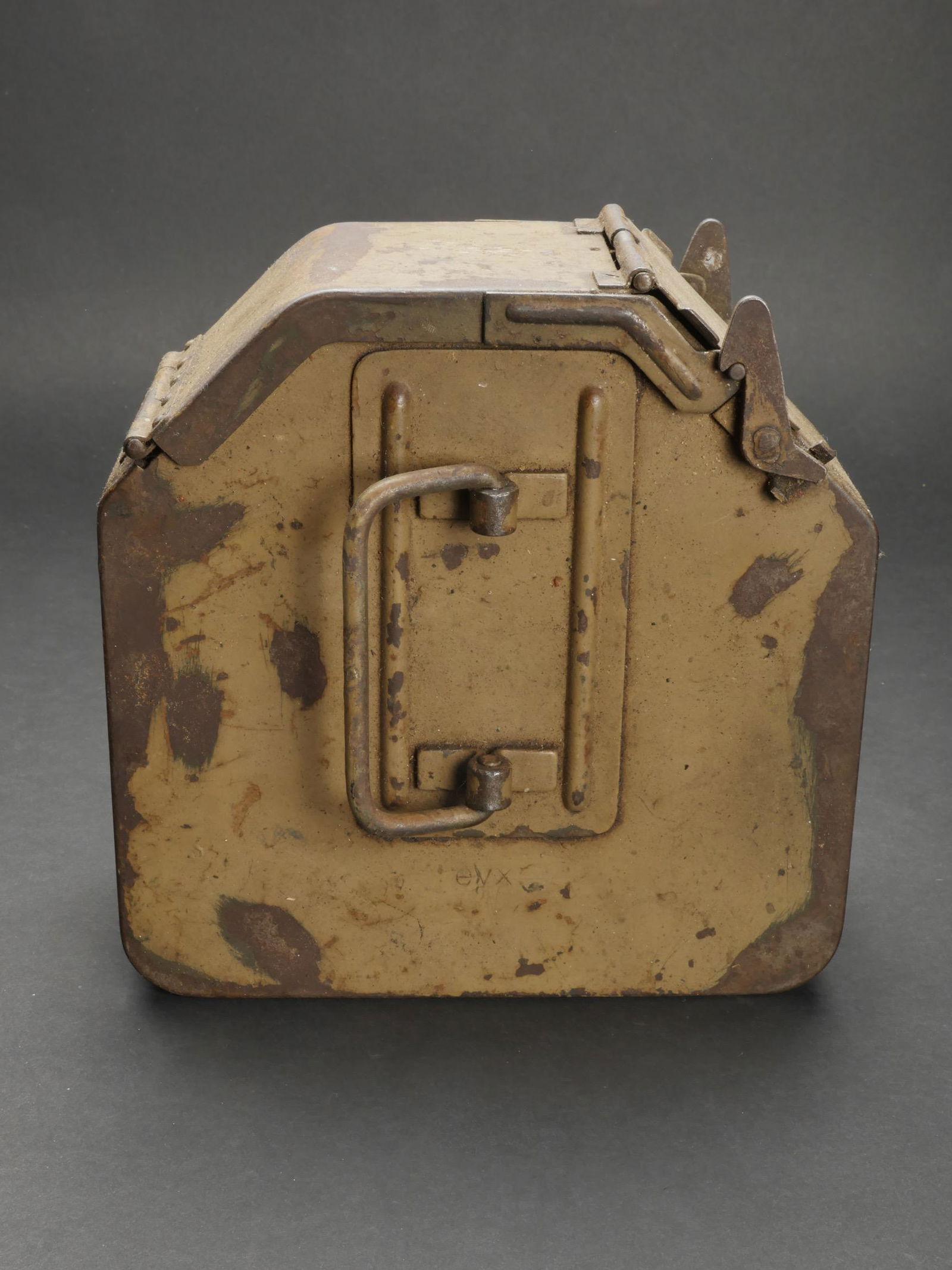 Patronenkasten 36.: Patronenkasten 36. En metal. Couleur jaune sable a 70%. Poignee de transport en metal. Fabrication EVX. A noter une certaine usure et patine de la piece, ainsi que quelques traces d oxydation. Etat II