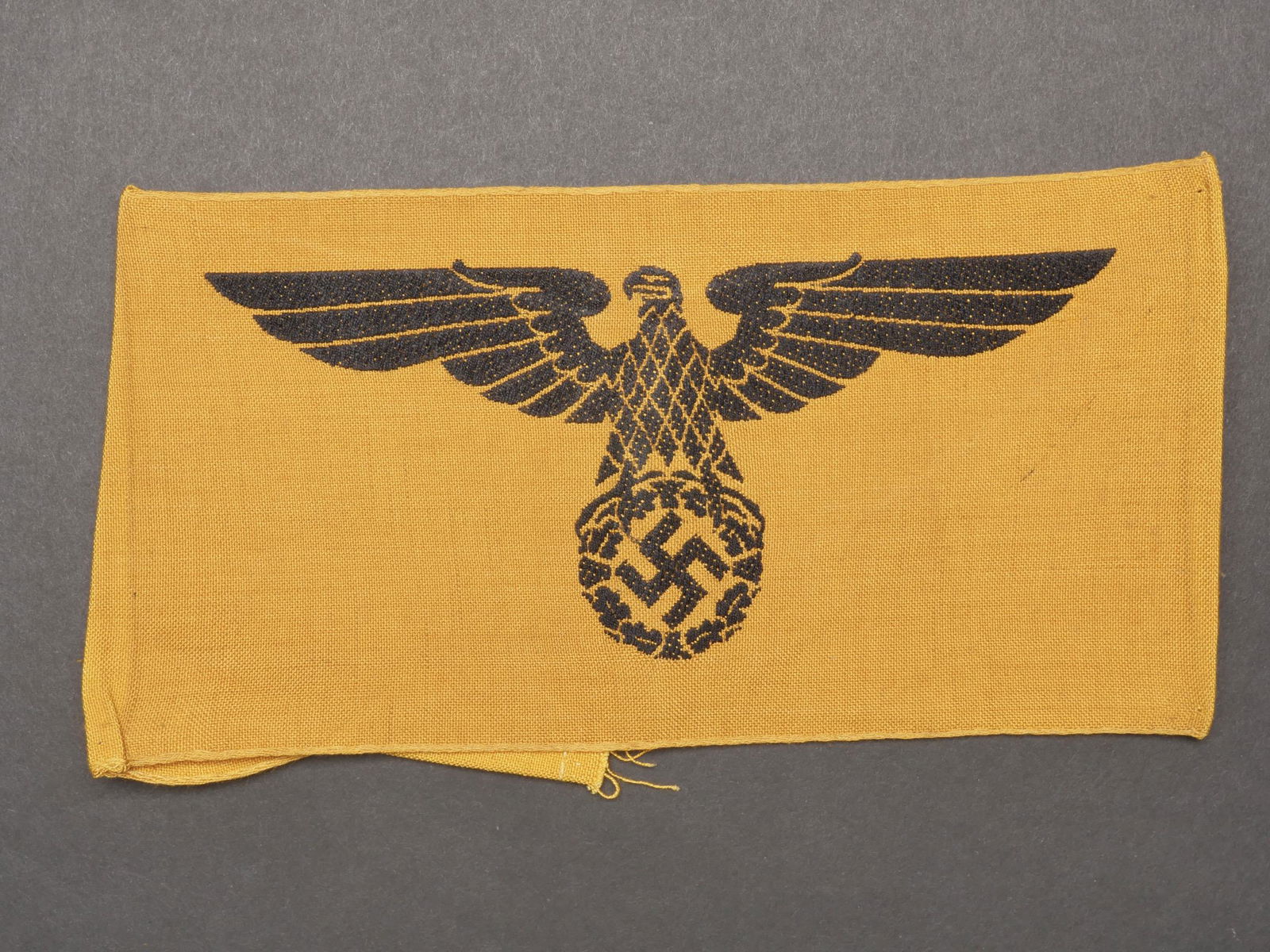 Brassard des services de l Etat. State services armband.: Brassard des services de l Etat. En tissu coton jaune. Aigle tisse. Decousu au dos. Sans marquage fabricant visible. A noter une certaine usure et patine de la piece, ainsi que quelques t aches. Etat