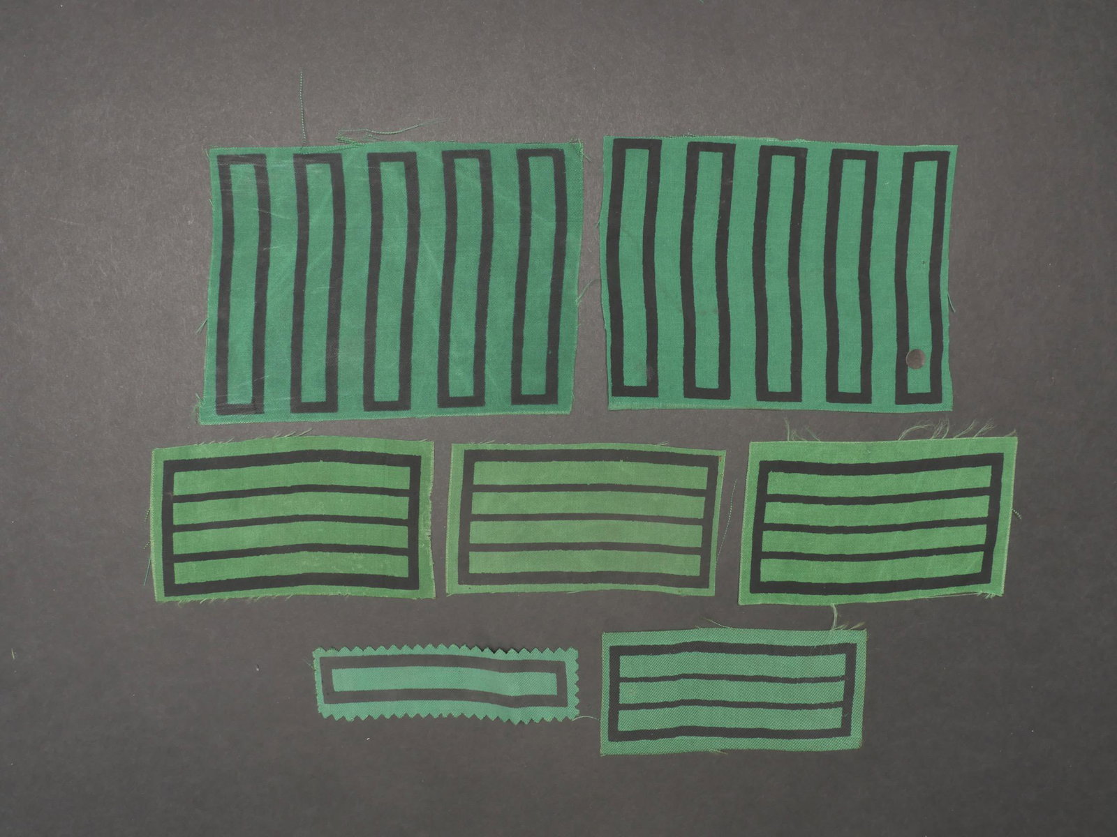 Grades de manche allemand. German sleeve grades.: Grades de manche allemand. Comprenant trois modeles differents de grade de manche imprimes, Oberfeldwebel, jamais montes. Un grade de manche imprime, jamais monte, Unteroffizier. Un grade de manche im