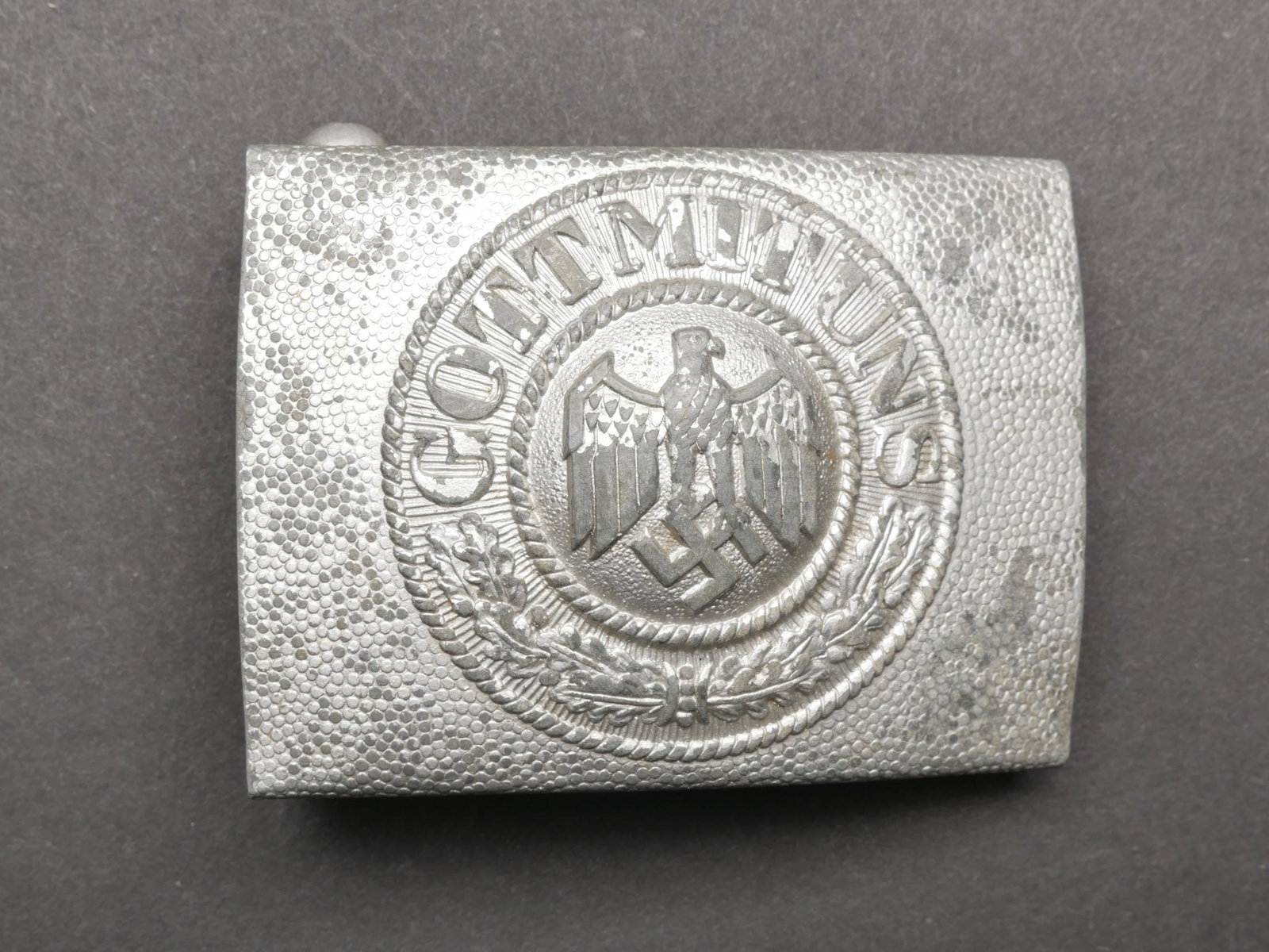 Boucle de ceinturon Heer. Geman belt buckle.: Boucle de ceinturon Heer. En aluminium grenele. Insigne en relief et bombe. Sans marquages fabricant visible. Boucle a deux ardillons complete. Couleur argente a 50%. A noter une certaine usure et pat