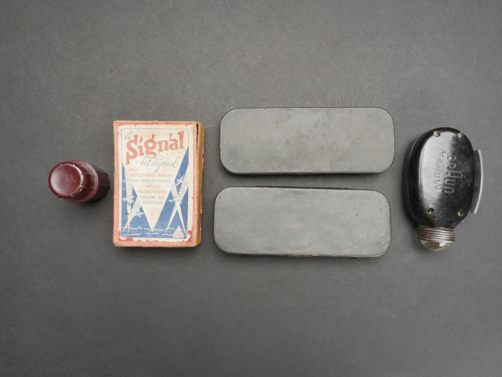 Equipement allemand. German Equipment.: Equipement allemand. Comprenant une boite etanche pour allumette, en bakelite rouge, les allumettes sont a l interieur, marquages R sur le couvercle. Une boite en carton fortement abimee, contenant un