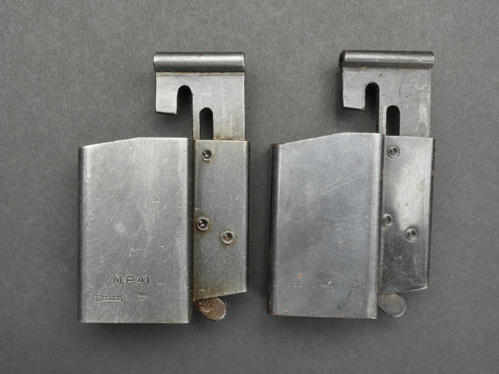 Chargettes MP 40. MP 40 loaders.: Chargettes MP 40. Deux chargettes completes, fonctionnelles. Marquages 98E 41, aigle WAA 815 et MP 41 Haenel, aigle Waa 37. A noter une certaine usure et patine des pieces, ainsi que quelques traces d