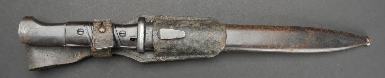 Baionnette Mauser 98K. German 98K Bayonet.: Baionnette de Mauser 98K. Plaquette en bakelite noire, maintenue par deux rivets. Garniture metallique dans son bronzage d origine a 70%. Belle lame dans sa longueur d origine, bronzage d origine a 70