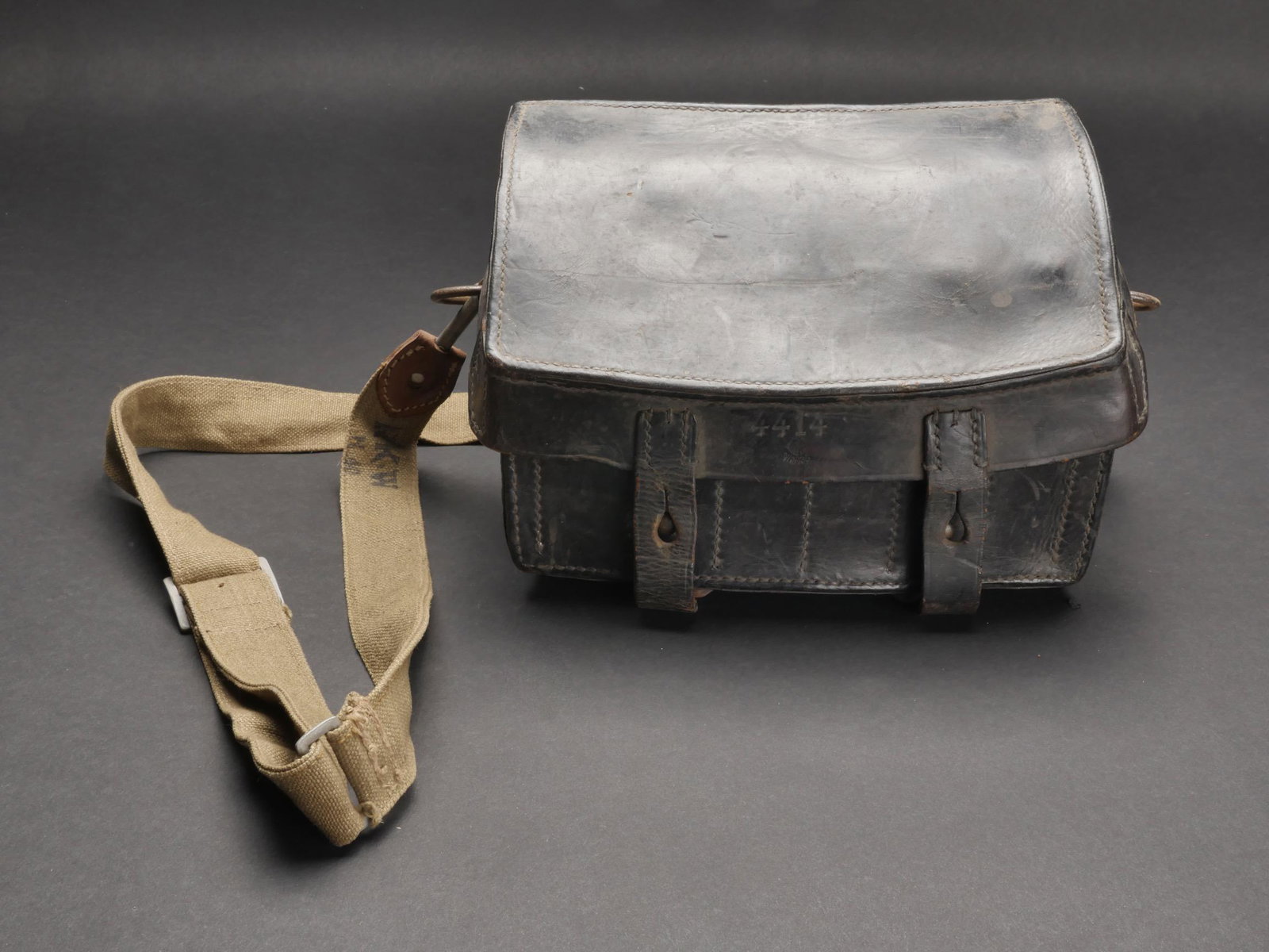 Sacoche pour cartouches de lance fusee. Case for rocket launcher cartridges.: Sacoche pour cartouches de lance fusee. En cuir noir. Toutes les sangles de fermeture sont presentes. Marquages 4414 et bel insigne du Reichsamt 35. Les passants arrieres sont presents. Tous les racks