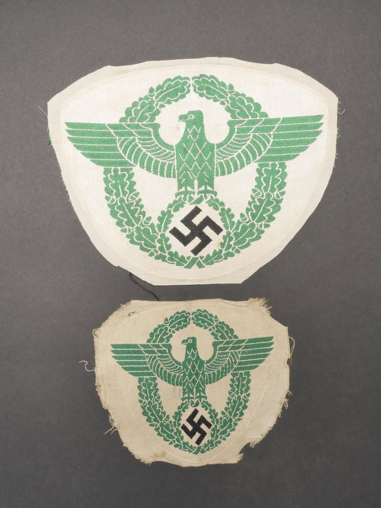 Insignes de maillot de sport Polizei. Polizei sports jersey badges.: Insignes de maillot de sport Polizei. Comprenant un insigne tisse jamais monte, quelques marques d usures et accrocs. Un insigne de maillot de sport tisse jamais monte. A noter une certaine usure et p