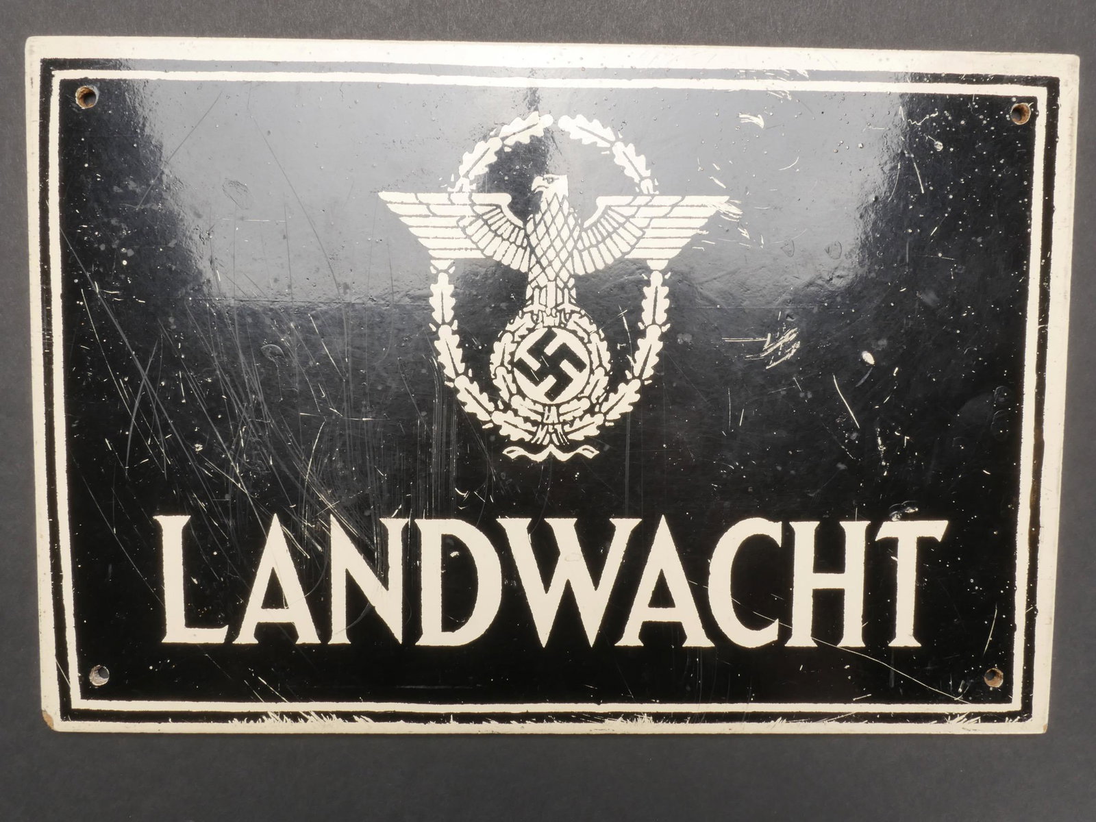 Panneau Landwacht. Landwacht pannel.: Panneau Landwacht. En contre plaque. Double bordure blanche. Fond couleur noir. Quatre points de fixation Insigne polizei peint. Marquage Landwacht. Dimensions 20 x 30 cm. A noter une certaine usure e