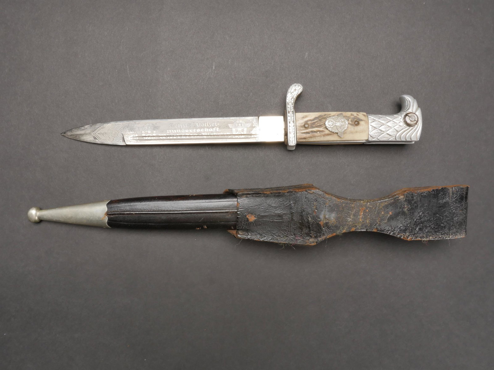 Baionnette Polizei. Polizei bayonet.: Baionnette Polizei. Modele courte. Plaquettes imitant la corne de cerf, maintenue par deux rivets. Toutes les garnitures sont en acier nickeles. Pommeau rappelant une tete d aigle. Insigne Polizei pre