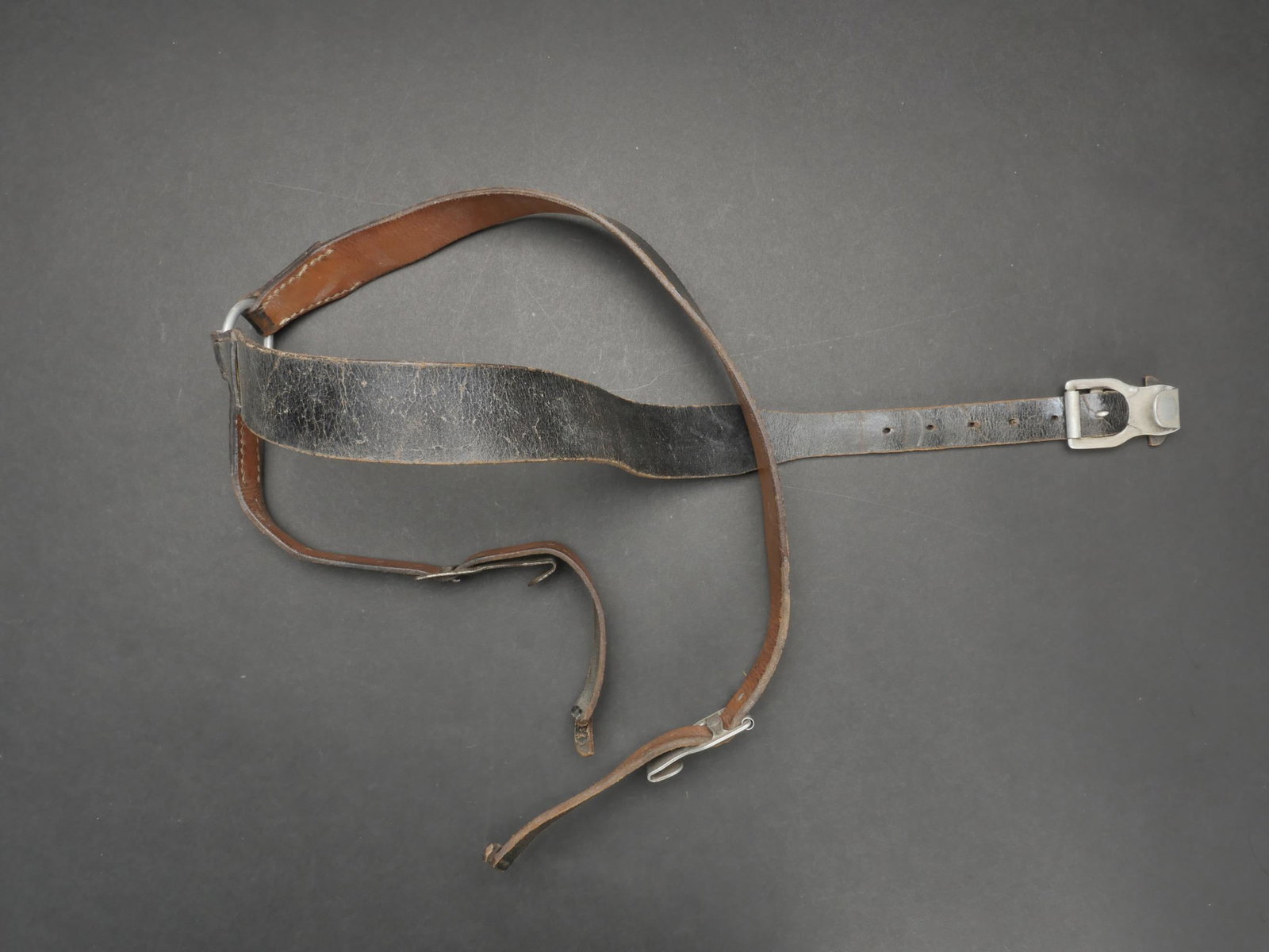 Brelage leger. Light brelage.: Brelage leger. En cuir noir. Toutes les pieces metalliques sont presentes. Marquages Fried Becker et Vo KG Berlin SW 68 1934. Cuir sec. A noter une certaine usure et patine de la piece. Etat II+. Ligh
