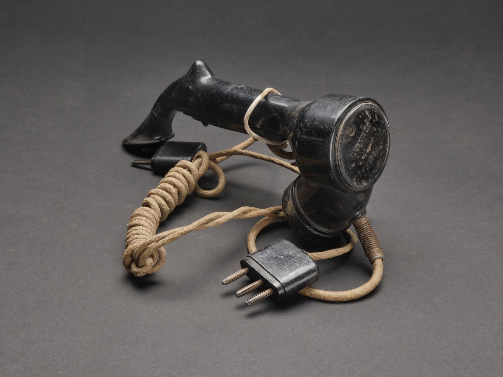 Microphone allemand. German microphone.: Microphone allemand. En bakelite. Toutes les pieces mobiles sont fonctionnelles. Marquages HAP 2. C ables et prises presents. A noter une certaine usure et patine de la piece. Etat II+. German microph