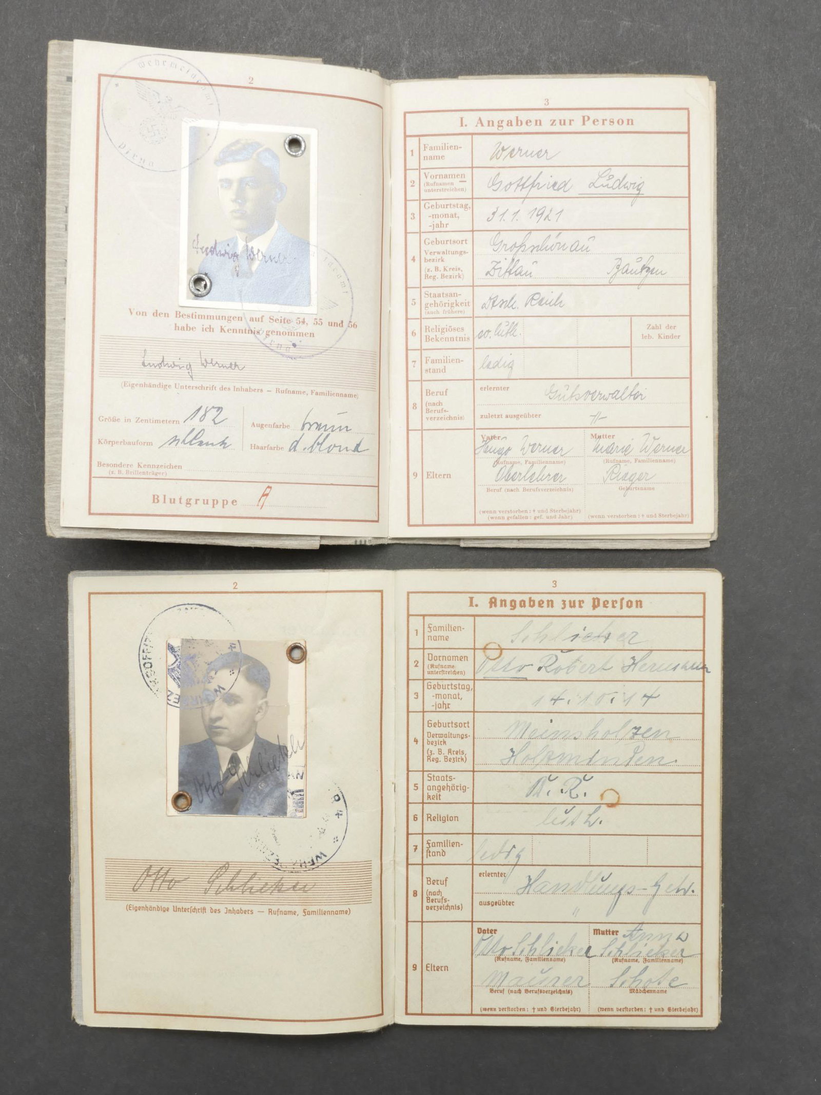 Wehrpass Allemand. German Wehrpass.: Wehrpass allemand. Comprenant un Wehrpass couverture cartonne, bel aigle aux ailes replie, tampon rouge Heer. Livret ouvert le 17 juillet 1936 au nom d Otto Schliecker. Photo d identite presente. Inco
