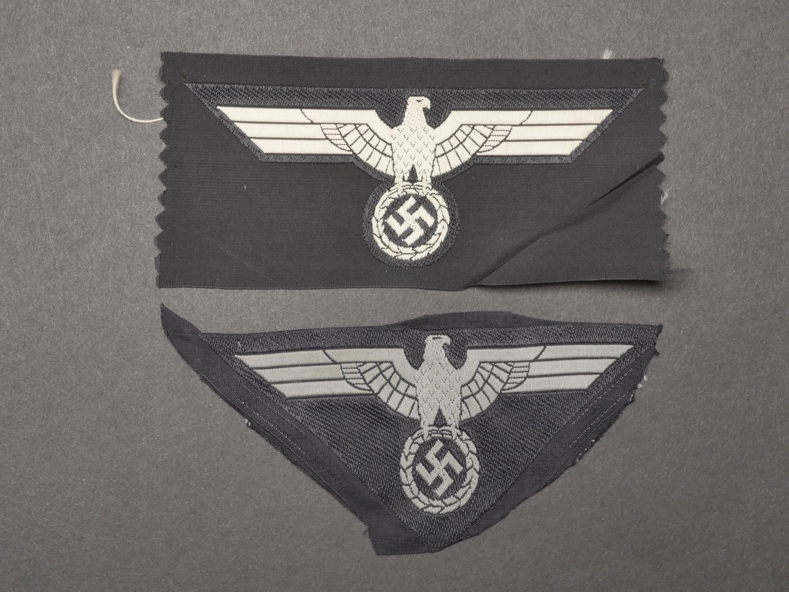 Aigles de poitrine Panzer. Panzer chest eagles.: Aigles de poitrine panzer. Comprenant un aigle Bevo, forme triangulaire, jamais monte. Un aigle de poitrine Bevo, jamais monte ni decoupe. A noter une certaine usure et patine des pieces, ainsi que qu