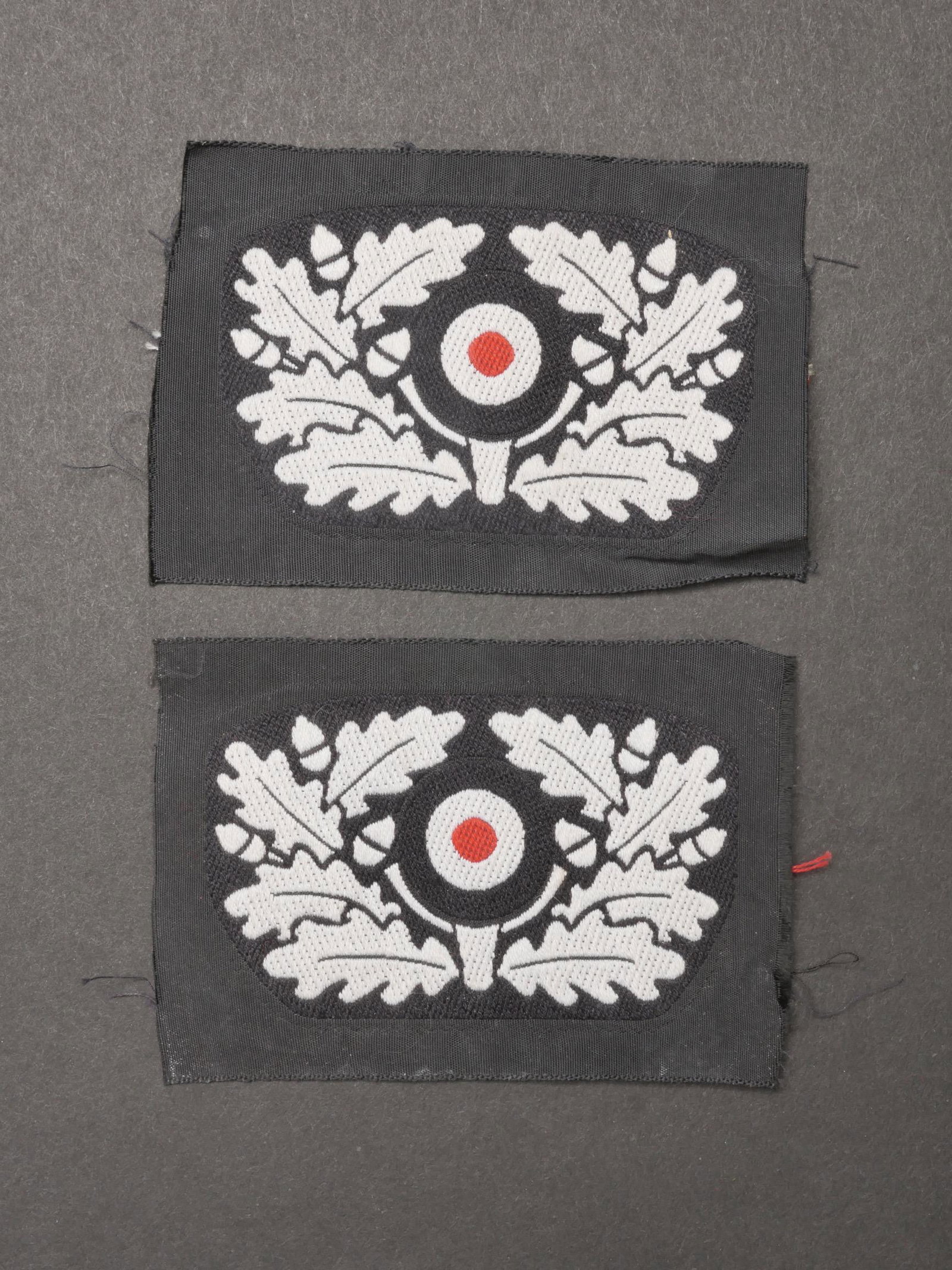 Insignes de baskenmutze Panzer. Panzer baskenmutze insignia.: Insignes de baskenmutze Panzer. Deux feuilles de chene et cocarde Bevo, jamais montees. Meme fabrication. L authenticite des insignes n est pas garantie. A noter une certaine usure et patine des piece