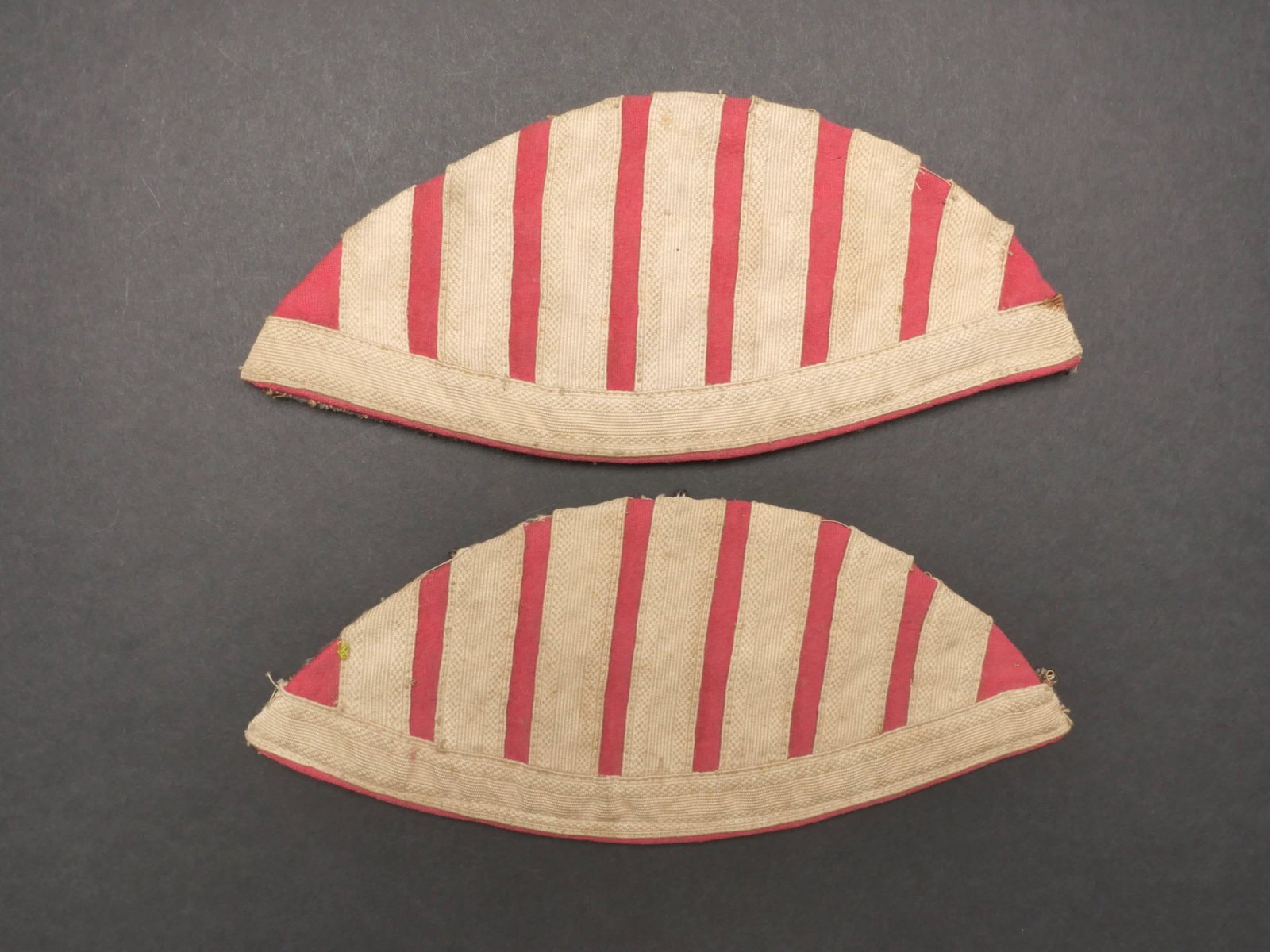 Nids d hirondelle Panzer. Panzer swallow nests.: Nid d hirondelle Panzer. Paire homogene en drap rose et tissu blanc. Dos des pieces double en tissu Feldgrau. Cinq crochets de fixation au dos. Sans marquages visibles. A noter une certaine usure et p