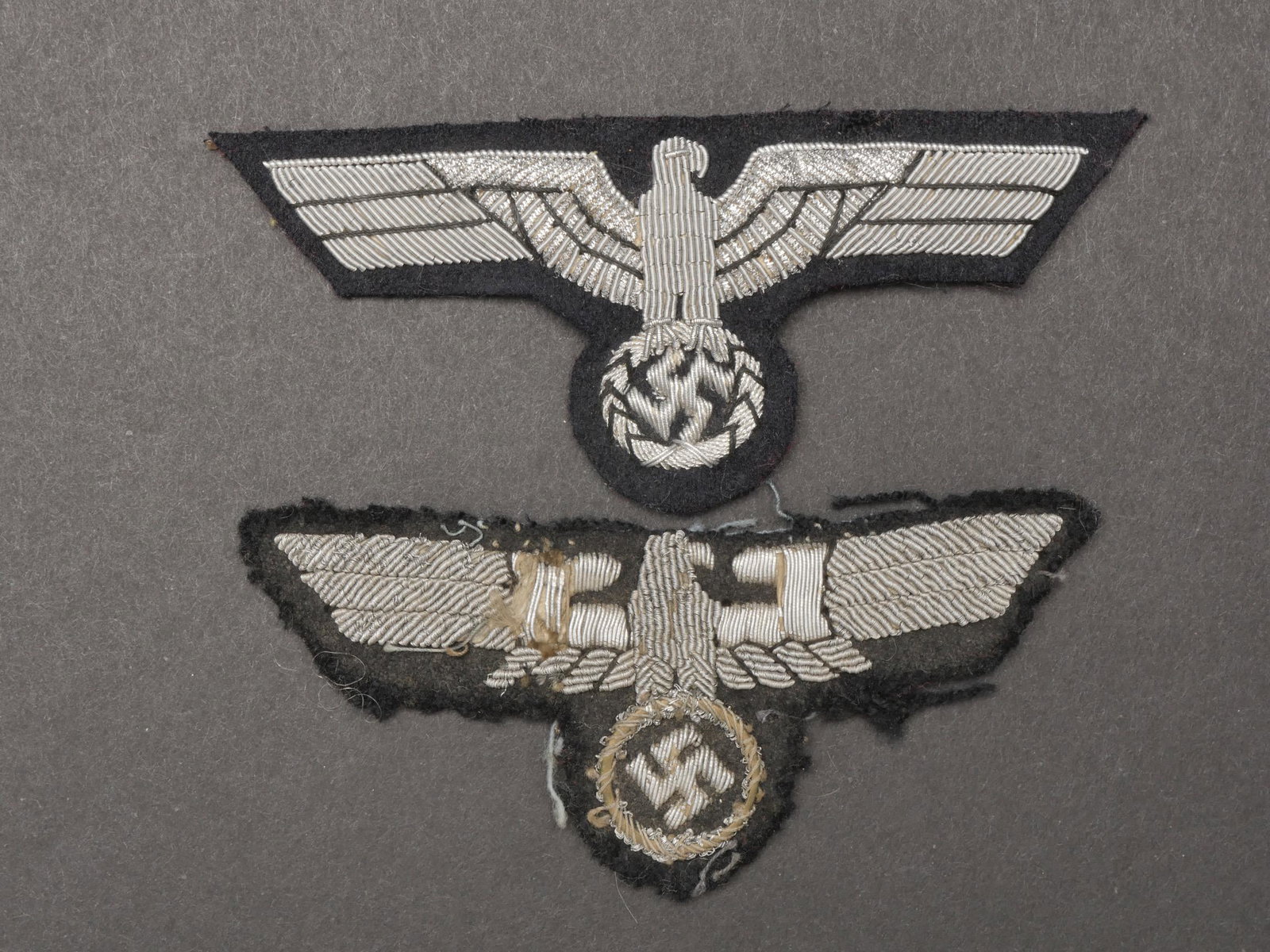 Aigles de poitrine Panzer. panzer chest eagles.: Aigles de poitrine pour officier Panzer. Deux modeles differents d insignes d officier en cannetille argent sur fond en drap noir. Traces de colle au dos. A noter une certaine usure et patine des piec