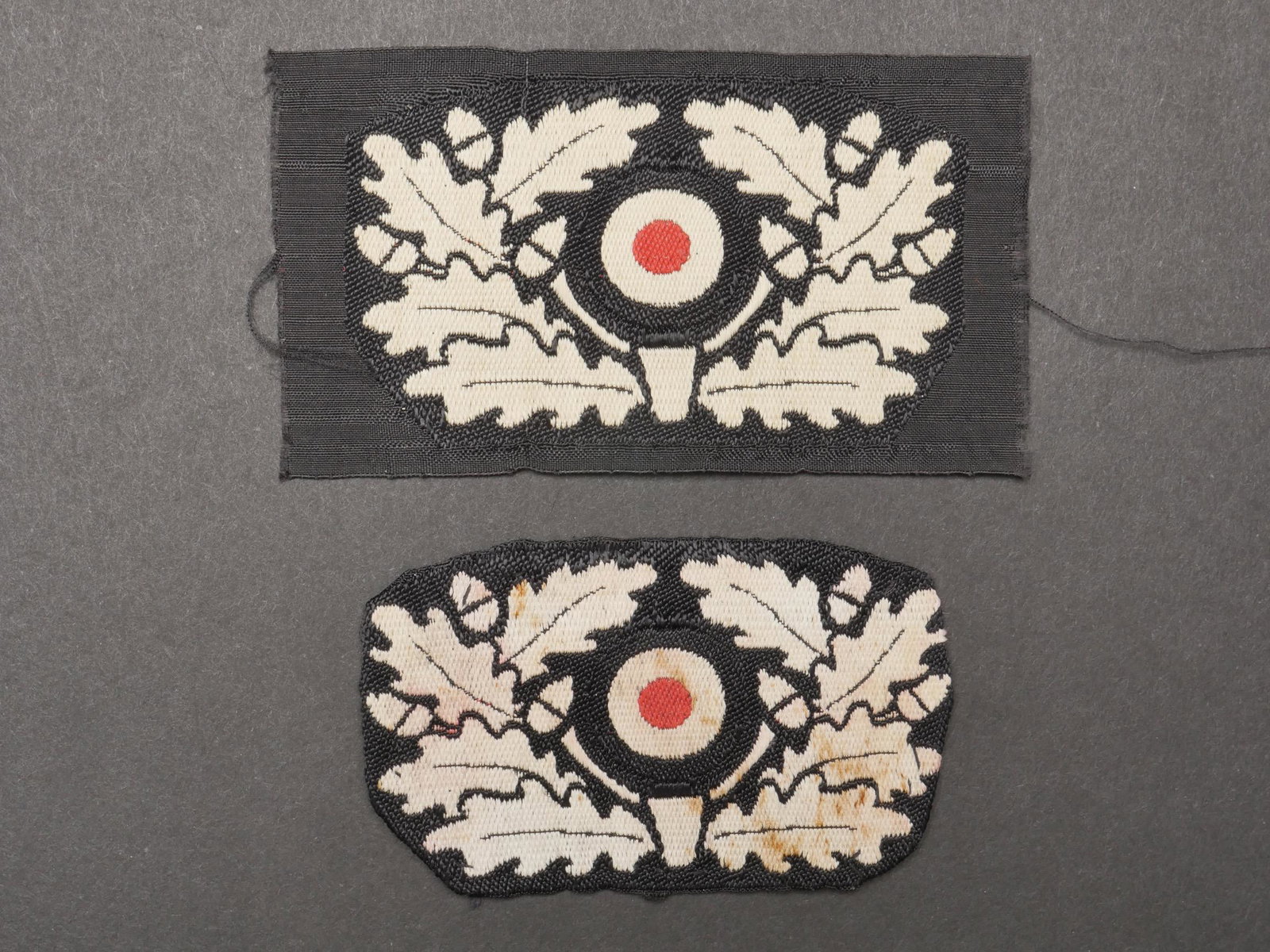 Insignes de baskenmutze Panzer. Panzer baskenmutze insignia.: Insignes de baskenmutze Panzer. Deux feuilles de chene et cocarde Bevo,. Une feuille de chene est pliee d origine, l autre n a jamais ete montee. Meme fabrication. L authenticite des insignes n est pa