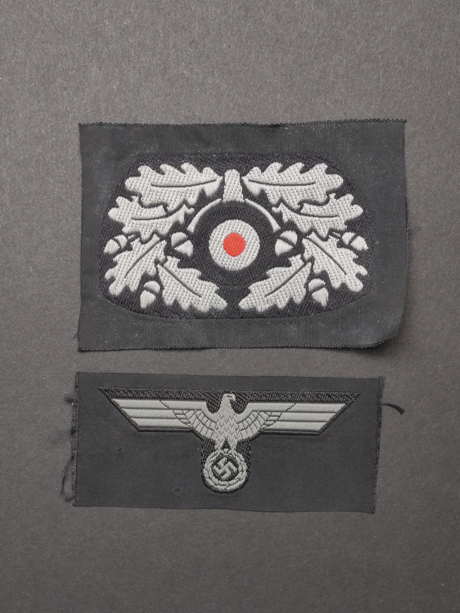 Insignes de baskenmutze Panzer. Panzer baskenmutze insignia.: Insignes de baskenmutze Panzer. Comprenant un aigle de coiffure Bevo, jamais monte. Une cocarde et feuilles de chene Bevo, jamais montee. L authenticite des insignes n est pas garantie. A noter une ce