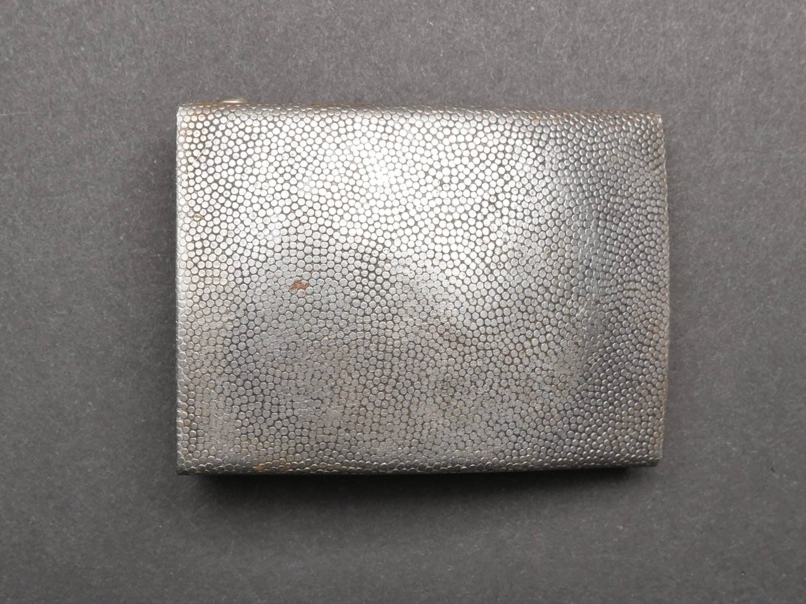 Boucle de ceinturon des bataillons disciplinaire. Belt buckle of the disciplinary battalions.: Boucle de ceinturon des bataillons disciplinaires. En metal grenele. Nombreuses traces d oxydation. Boucle a deux ardillons complete. Sans marquages fabricant visible. A noter une certaine usure et ox