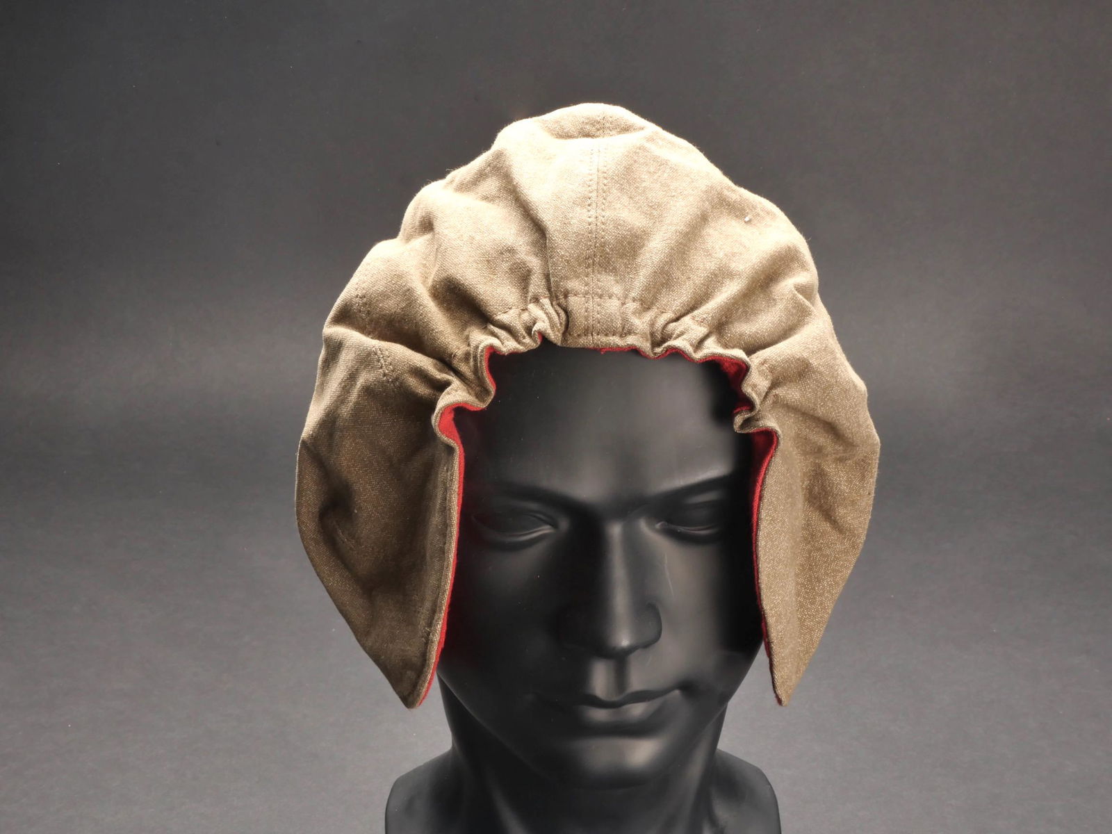 Bonnet AK. Cap AK.: Bonnet AK. En toile typique des unites de l Afrikakorps. Couvres oreilles presents. Elastique souple. Interieur double en tissu coton rouge. Fabrication 0/0250/0201, taille 56. A noter une legere usur