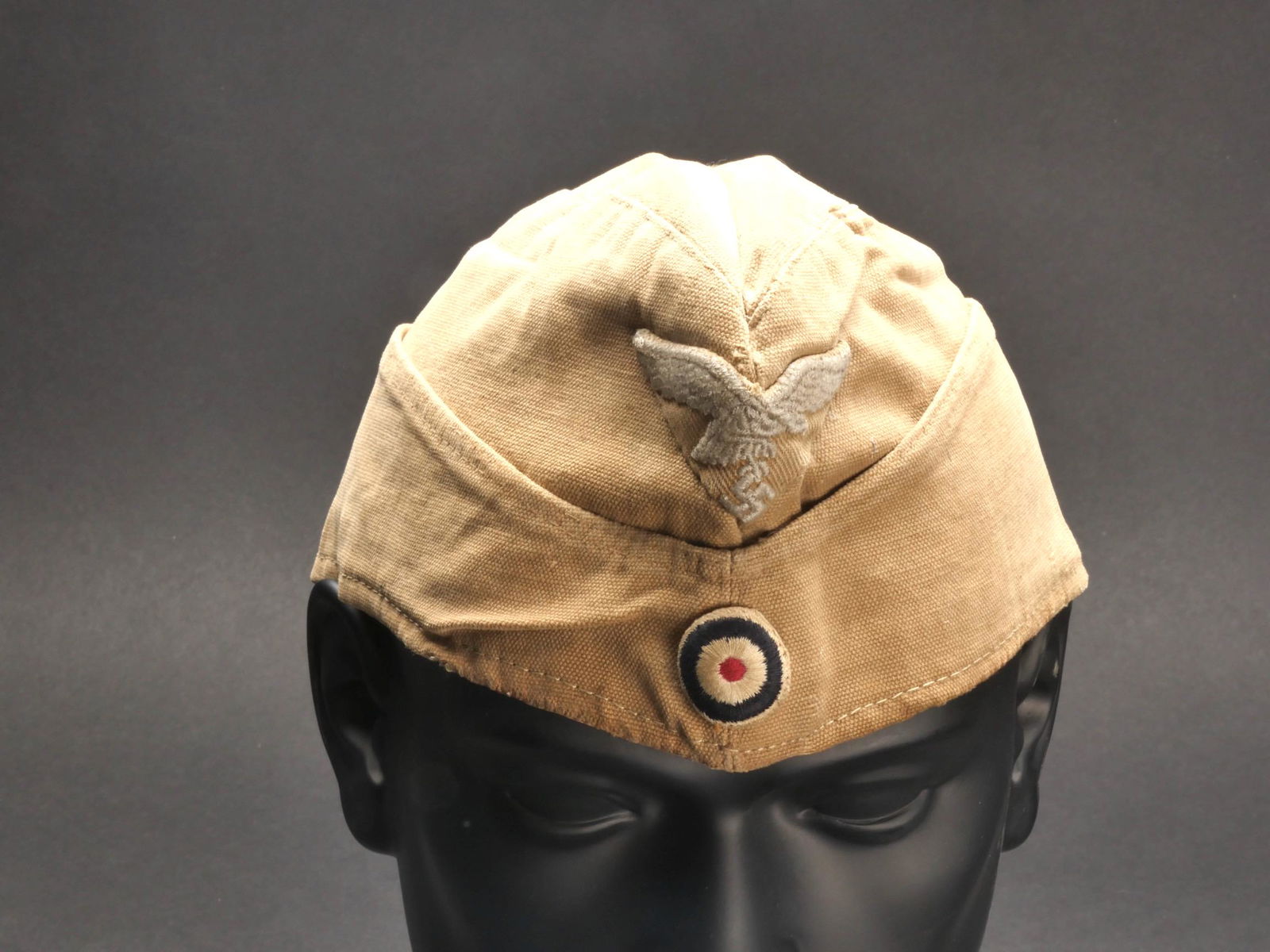 Calot tropical Luftwaffe. Tropical Luftwaffe cap.: Calot tropical Luftwaffe. En tissu coton couleur beige. Aigle de la Luftwaffe brode sur fond beige. Cocarde brodee visiblement montee d origine. Interieur double en tissu beige. Nombreux marquages cav