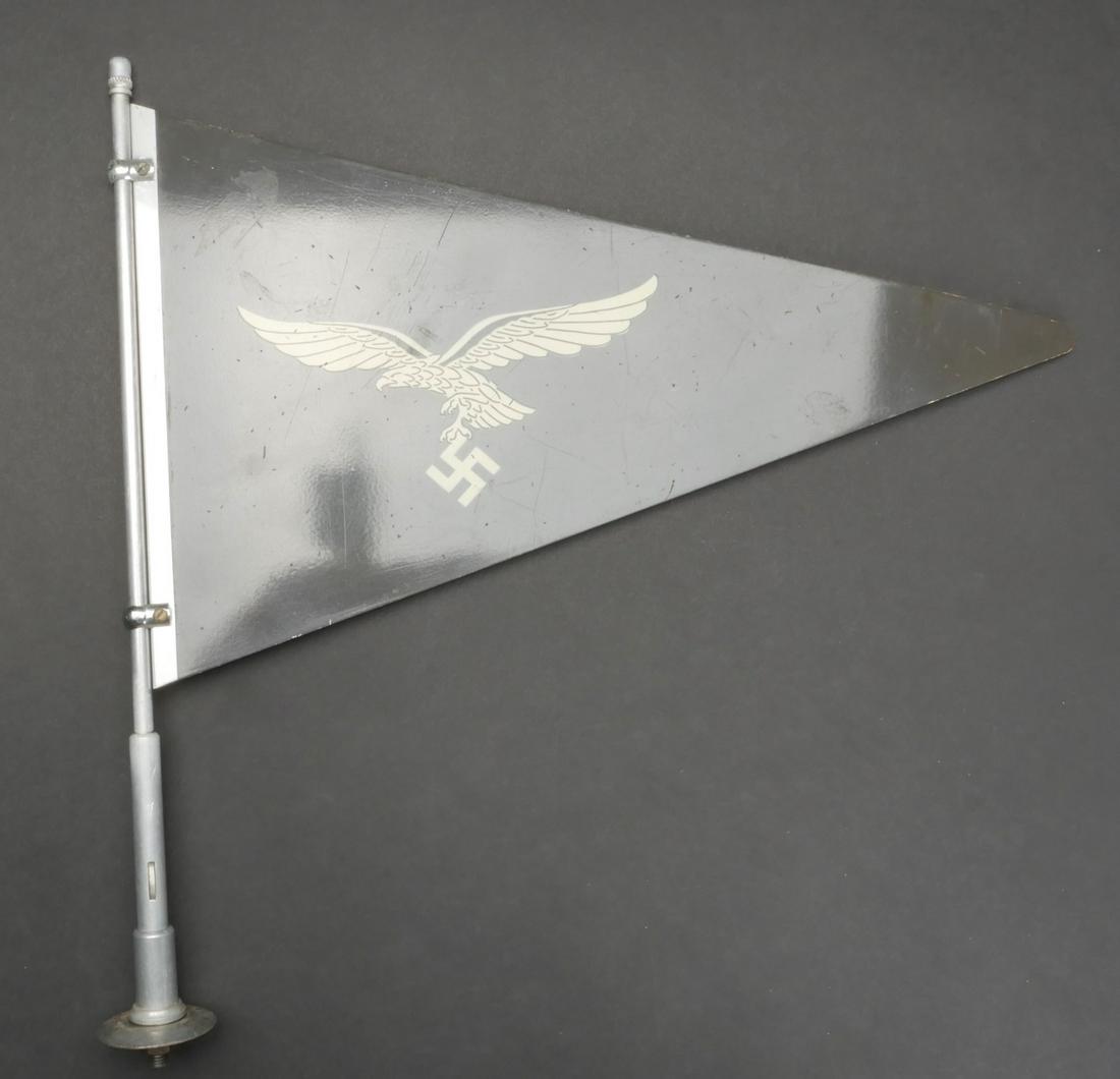 Fanion de voiture LW. LW car pennant.: Fanion de voiture LW. Modele en bakelite gris. Biface. Beaux aigles de la Luftwaffe du second type. Mat en metal, complet, avec son systeme de fixation a la carrosserie de la voiture. Marquages DRGM. 