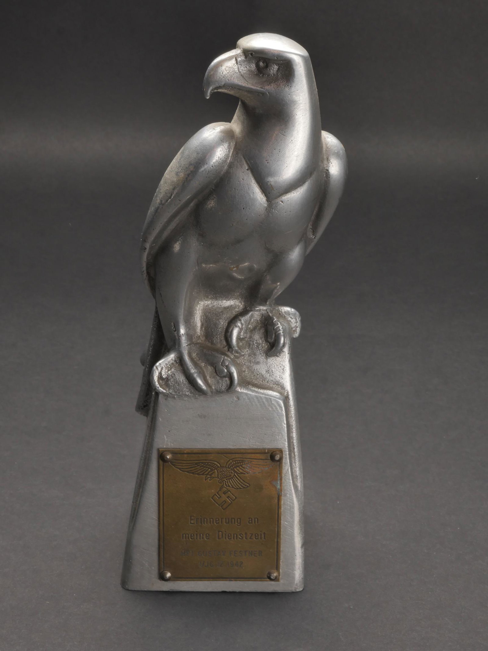 Souvenir de la Luftwaffe. Luftwaffe souvenir.: Souvenir de la Luftwaffe. Representant un aigle en metal, aux ailes repliees et pose sur un rochet. Marquage DRGM au dos. Tres beau design d aigle. Couleur argente a 70%. Plaquette en laiton fixee par