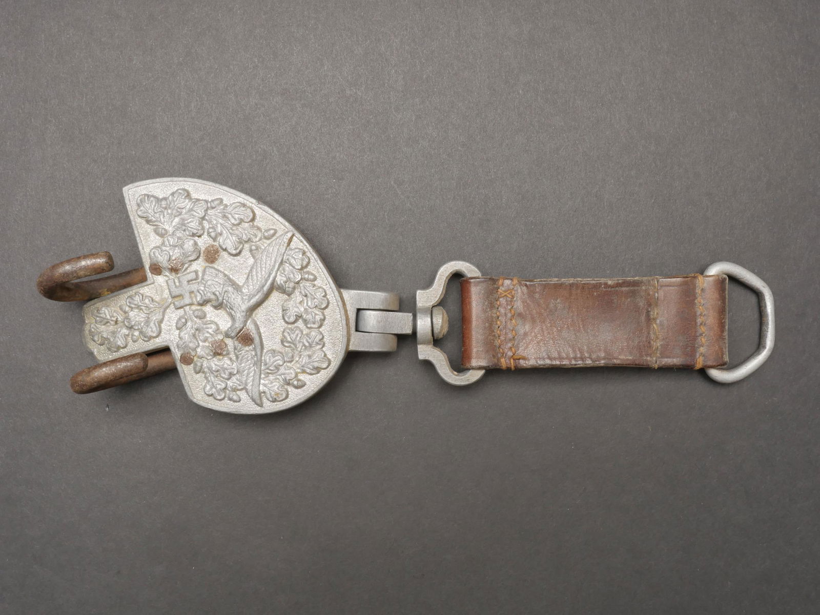 Porte tambour Luftwaffe. Luftwaffe drum holder.: Porte tambour Luftwaffe. Tres rare piece d equipement de la Luftwaffe. En metal, couleur argent a 70%. Aigle de la Luftwaffe du premier type. Les deux crochets de fixation du tambour sont presents mai