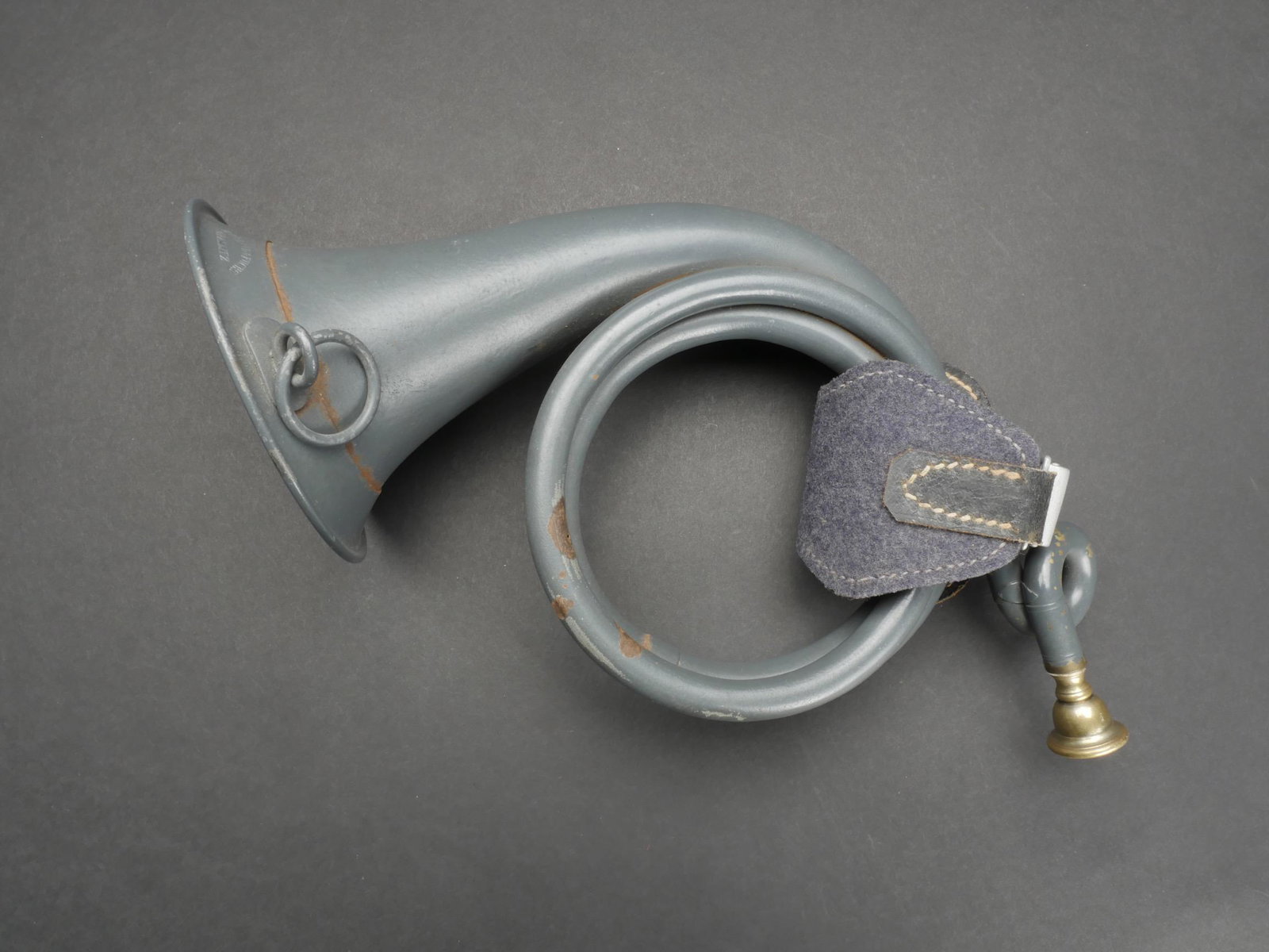 bugle LW. LW buggle.: Bugle de la Luftwaffe. En metal, peinture gris bleu a 80%. Embout en laiton present. Marquages 1944 Bohland et Fuchs Graslitz. Les deux anneaux sont presents. Attache en cuir noir et drap gris/bleu. M