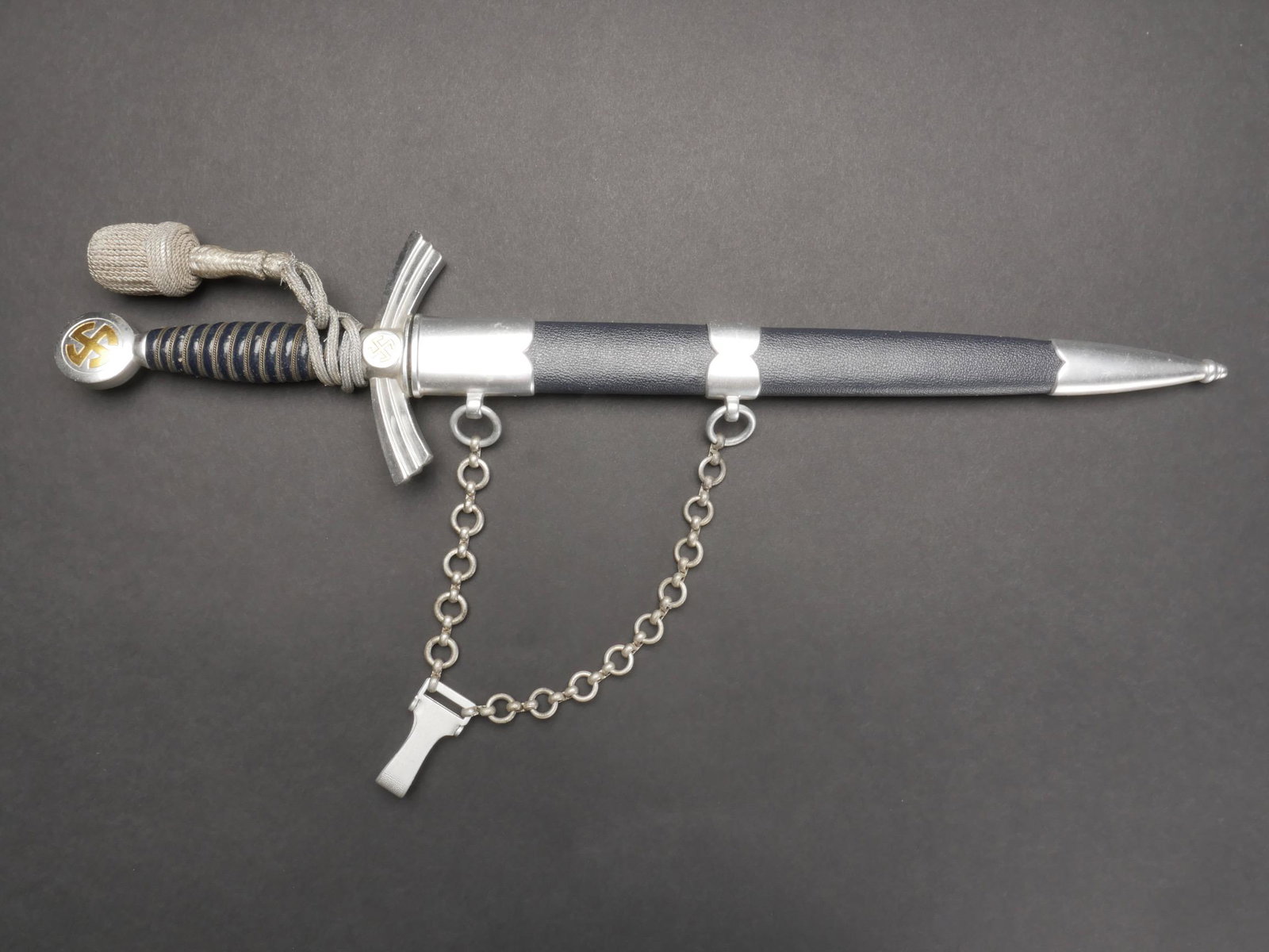 Dague d officier LW. Officer s dagger LW.: Dague d officier Luftwaffe. Dague dite du modele leger. Toutes les garnitures sont en aluminium couleur argent. Les insignes nationaux du pommeau sont d une belle couleur doree. Garde complete. Les in