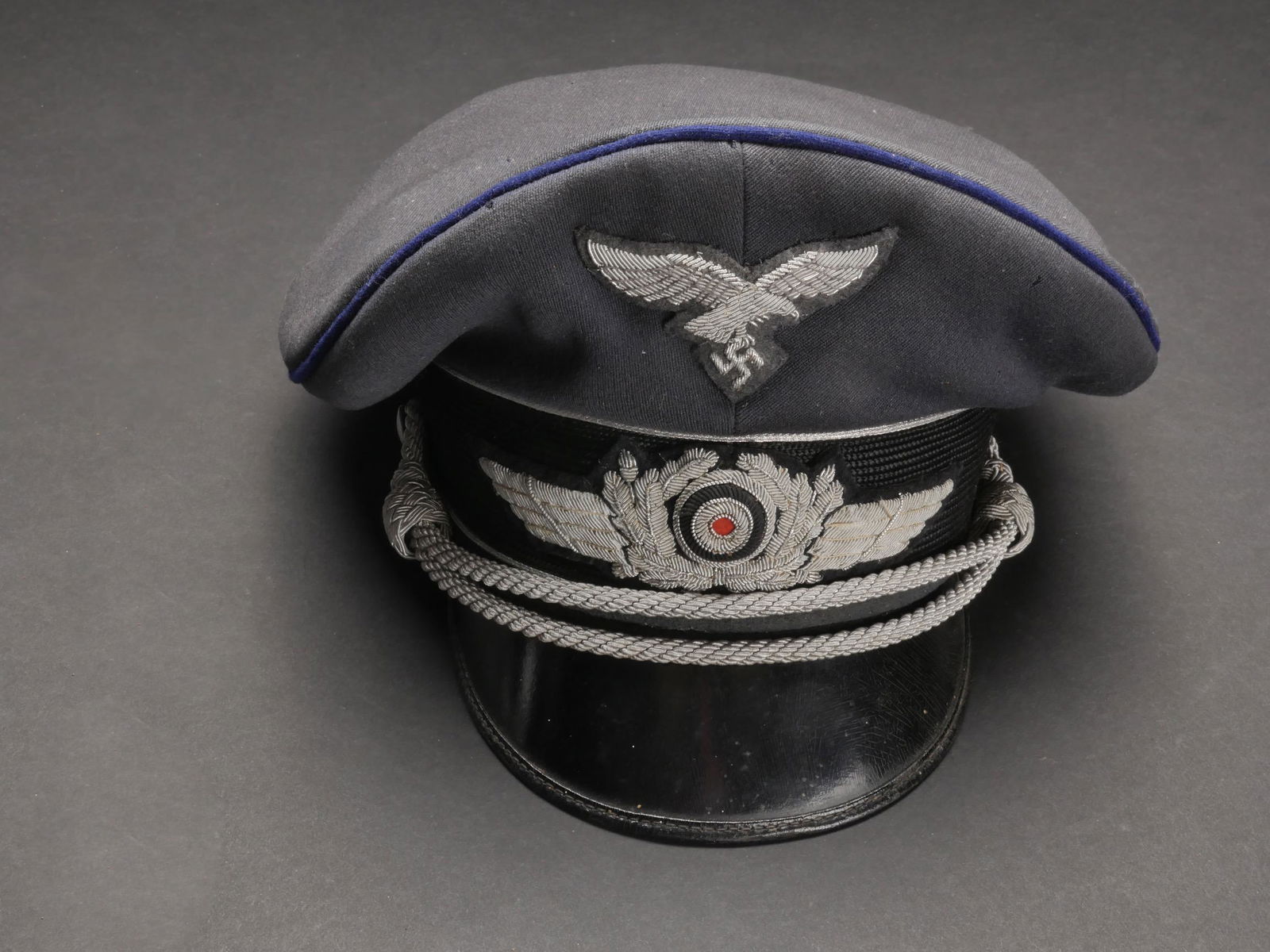 Casquette medecin LW. LW doctor cap.: Casquette d officier des services de sante de la Luftwaffe. En gabardine gris/bleu. LiserÃ© bleu des services de santÃ© et double liserÃ© argentÃ©. Bandeau en mohair. Aigle, cocarde et feuille