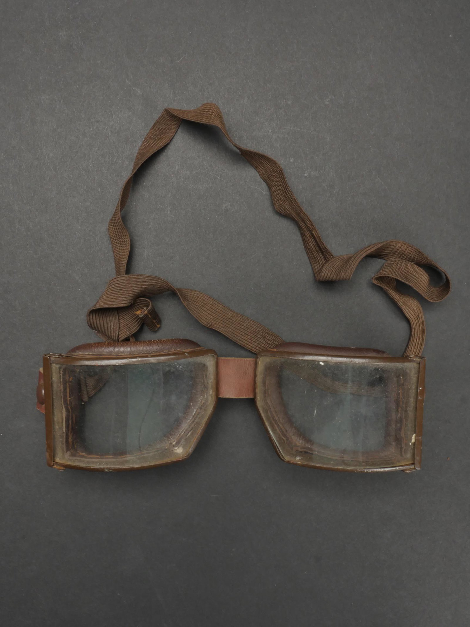 Lunettes de vol. Flight goggles.: Lunettes de vol. Armature en metal de couleur marron. Les verres blancs sont en parfait etat. Doublure en cuir rembourre marron. Elastique present et souple. Sans marquages visibles. A noter une certa
