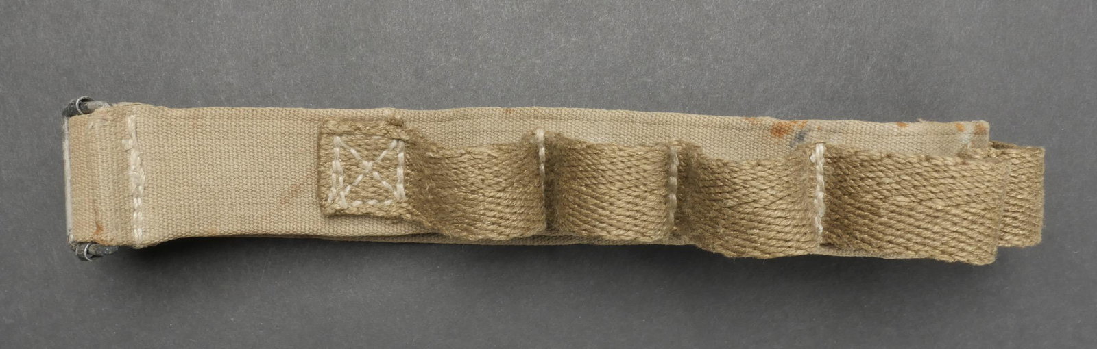 Porte cartouche de lance fusee. Rocket launcher cartridge holder.: Porte cartouche de lance-fusee. Modele se fixant a la jambe des pilotes de la Luftwaffe. En forte toile Feldgrau. La sangle de fermeture est complete et fonctionnelle. Cinq compartiments pour cartouch