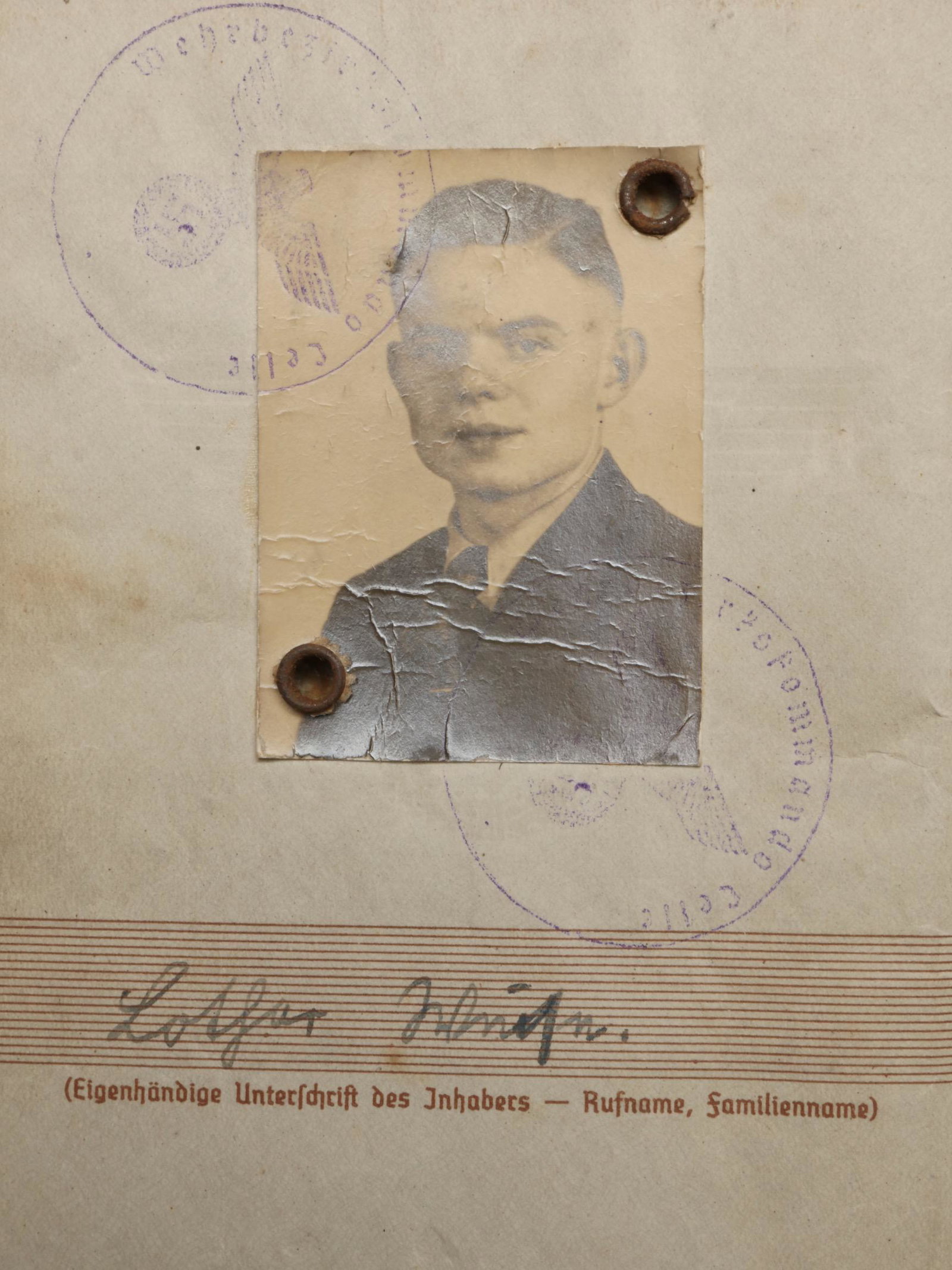 Wehrpass de parachutiste allemand. German paratrooper Wehrpass.: Wehrpass de parachutiste allemand. Couverture cartonnee en bon etat. Bel aigle de la Heer, marquage Wehrpass et tampon Luftwaffe. Coin superieur droit marque W. Livret ouvert a Celle le 13 mai 1939. N