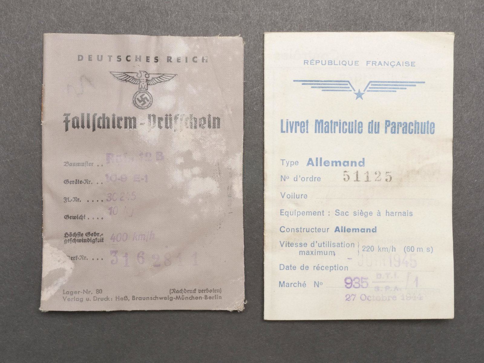 Livret de parachute allemand. German parachute booklet.: Livret de parachute allemand. Couverture bien marquee Deutsches Reich avec aigle allemand Fallschirm Pruffchein, 3162811, nombreux tampons d inspection jusqu en novembre 1945. On y joint un livret Rep