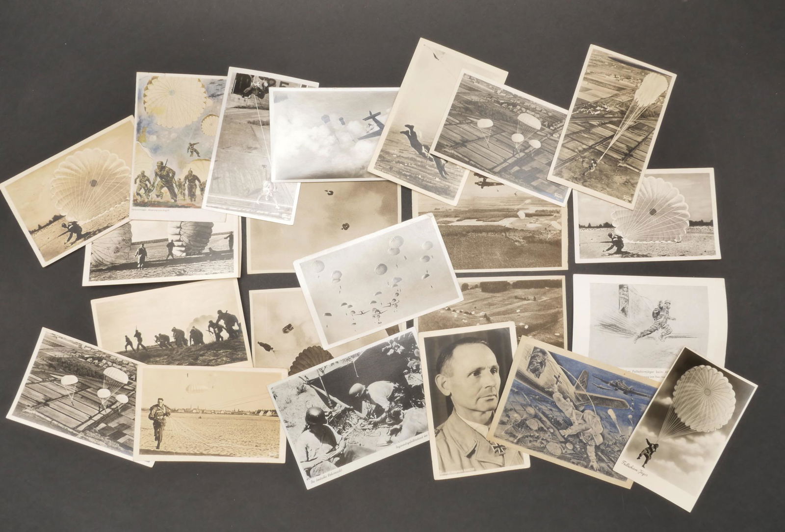 Cartes postales de parachutiste allemand. postcards of a German paratrooper.: Cartes postales de parachutiste allemand. Serie en couleur. 23 cartes postales representant de nombreuses scenes de parachutistes allemand. A noter une certaine usure et patine des pieces. Etat II+. P