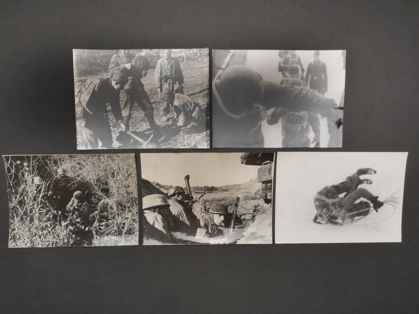 Photos de presse parachutiste. paratrooper press photos.: Photos de presse de parachutiste allemand. Comprenant une photo noir et blanc 13 x 18 cm, intitulee Die Schweren K ampfe der deutschen Fallschirmj ager, datee du 14 mars 1944, PK Gross, photo Sipho Br