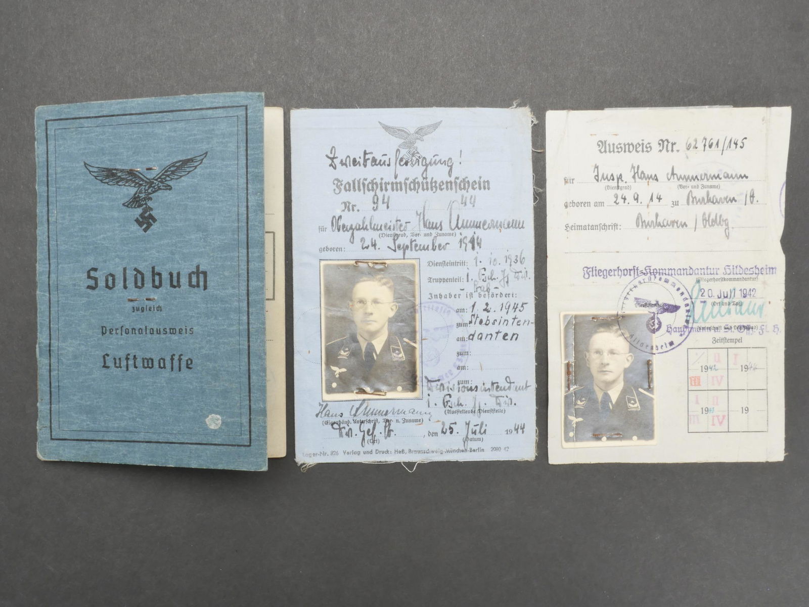 Solduch et document parachutiste. Solduch and parachutist document.: Soldbuch et document parachutiste. Soldbuch disposant d une couverture cartonnee bleue en tres bon etat. Bel aigle de la Luftwaffe du second type. Photo d identite presente, en uniforme de l administr